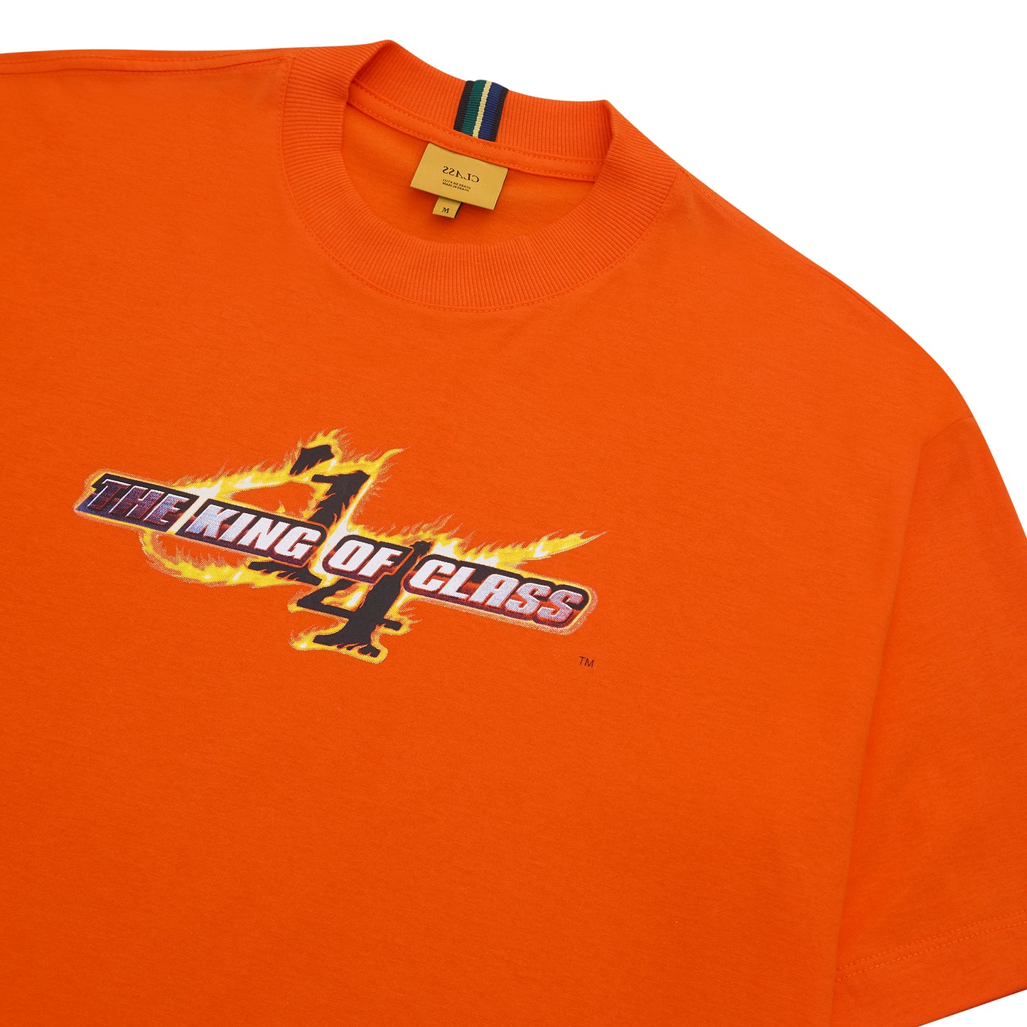 Camiseta laranja com estampa “The King of Class” no peito e gola canelada