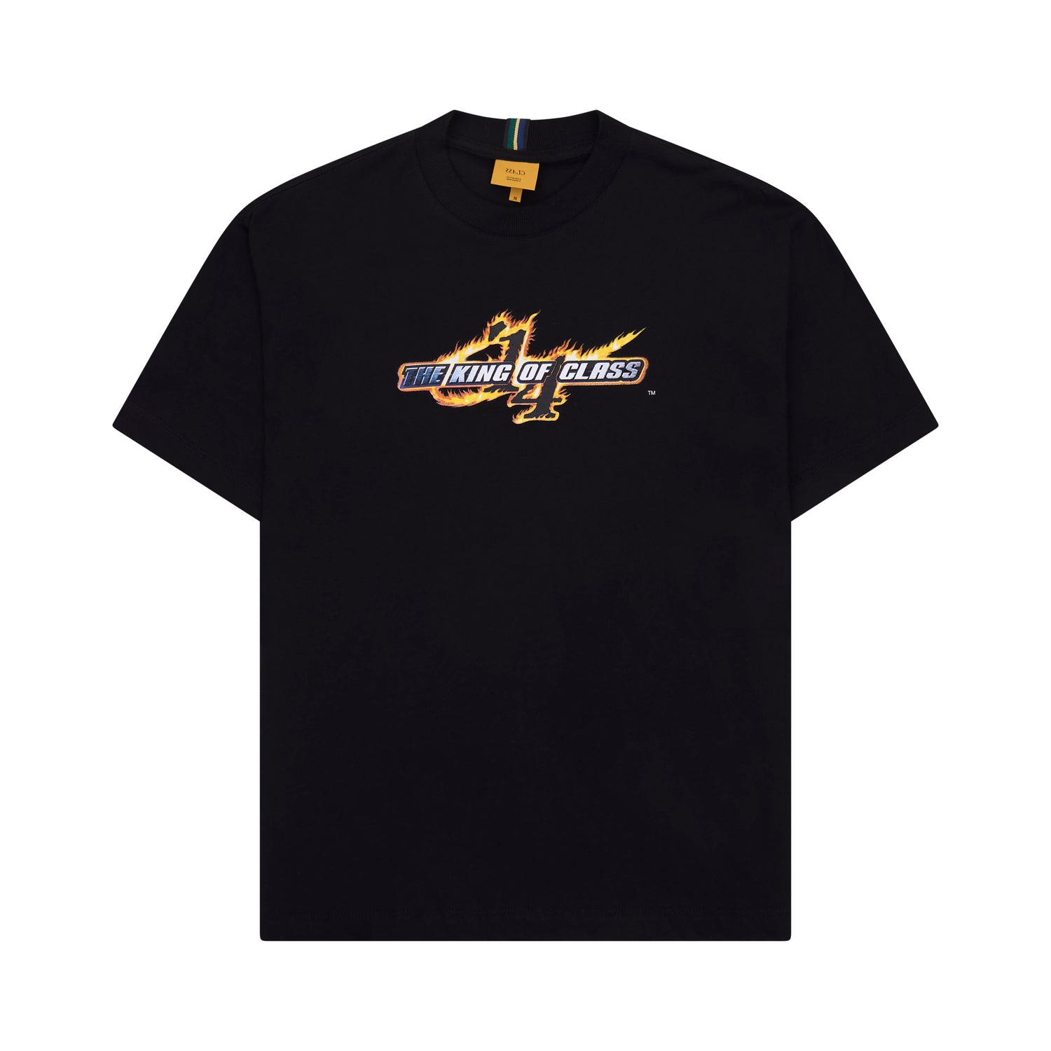 Camiseta preta com pequena estampa colorida central no peito