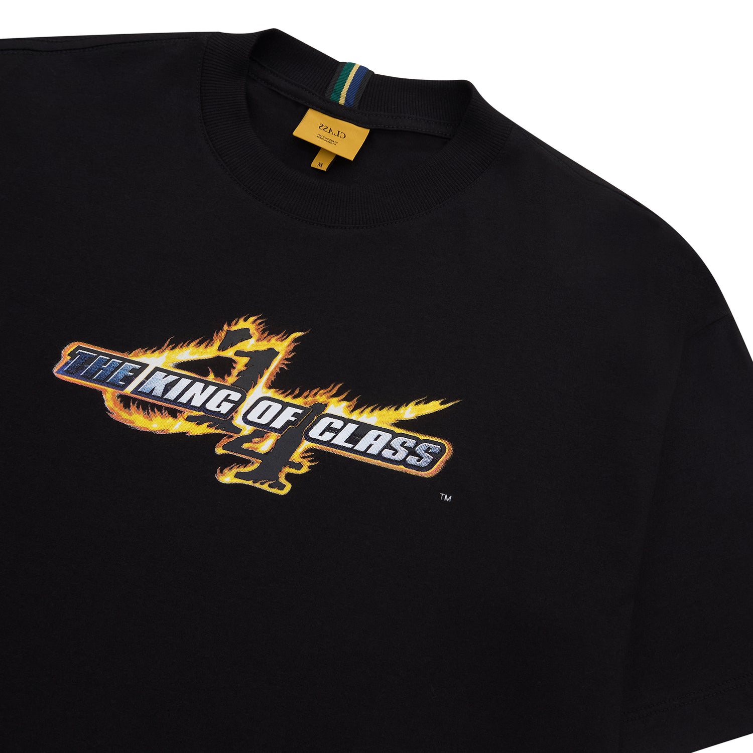 Camiseta preta com estampa colorida em destaque no peito