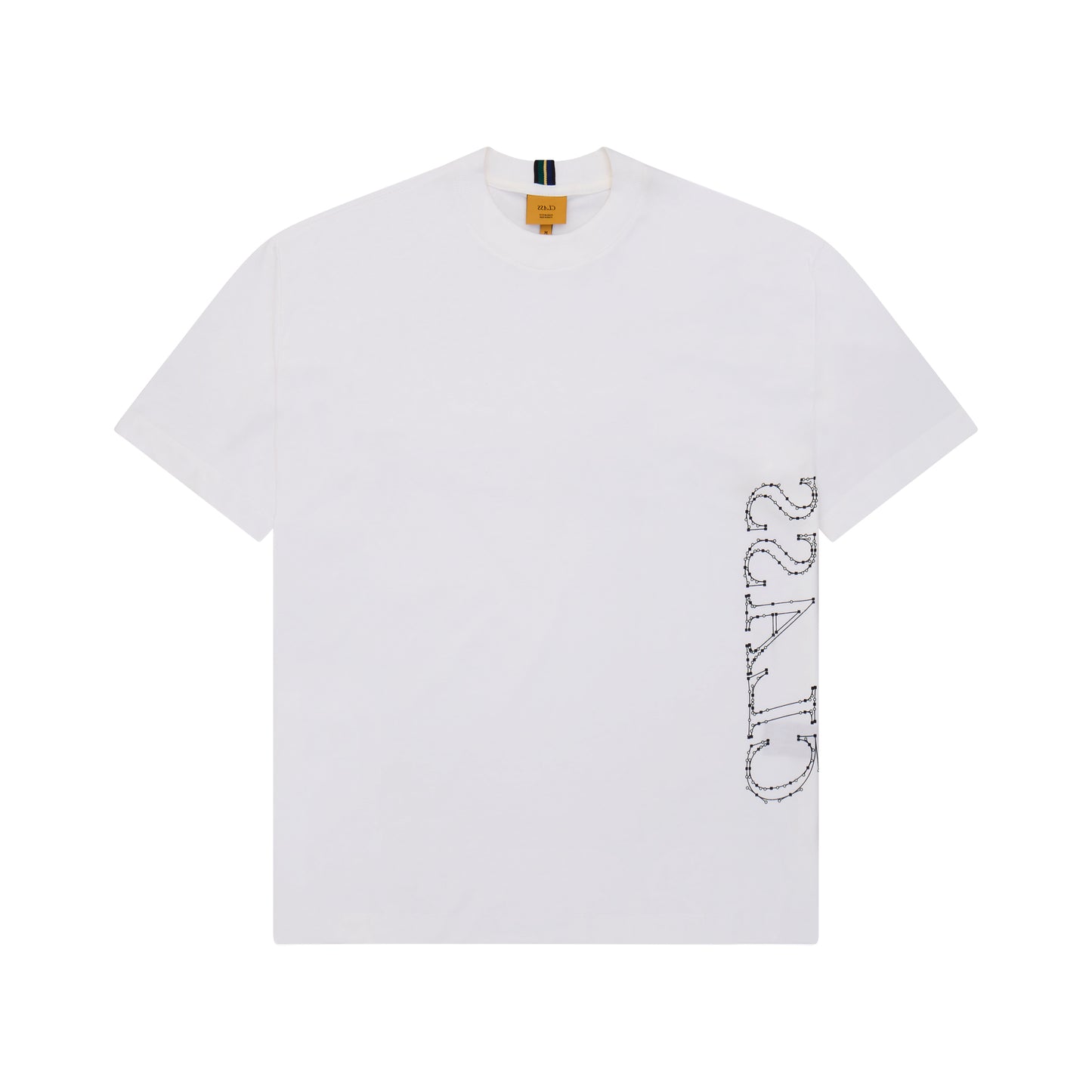 Camiseta off-white com gola redonda e estampa vertical no lado esquerdo