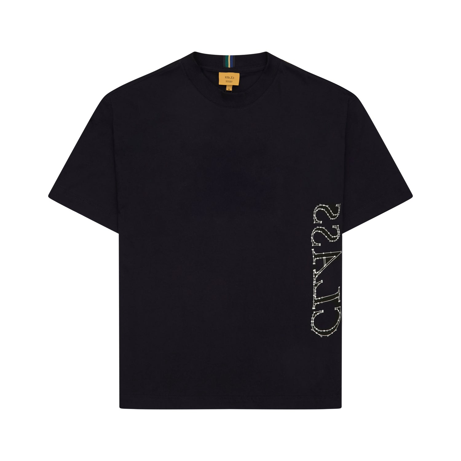 Camiseta preta de gola redonda com estampa vertical branca no lado direito.