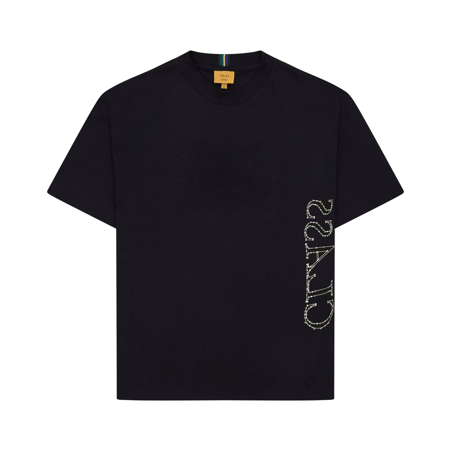 Camiseta preta de gola redonda com estampa vertical branca no lado direito.