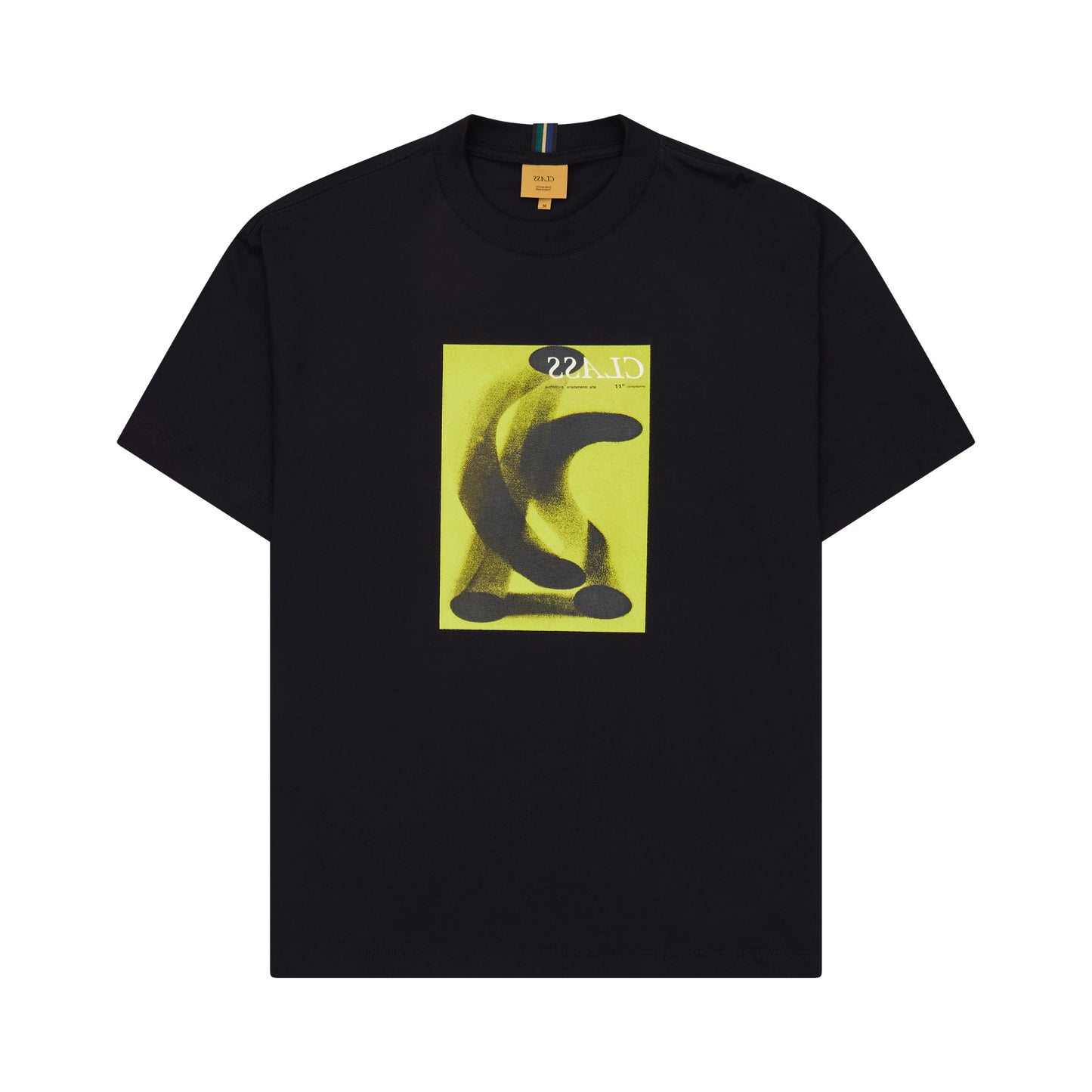 Camiseta preta de gola careca com estampa retangular amarelo-verde e figuras cinza