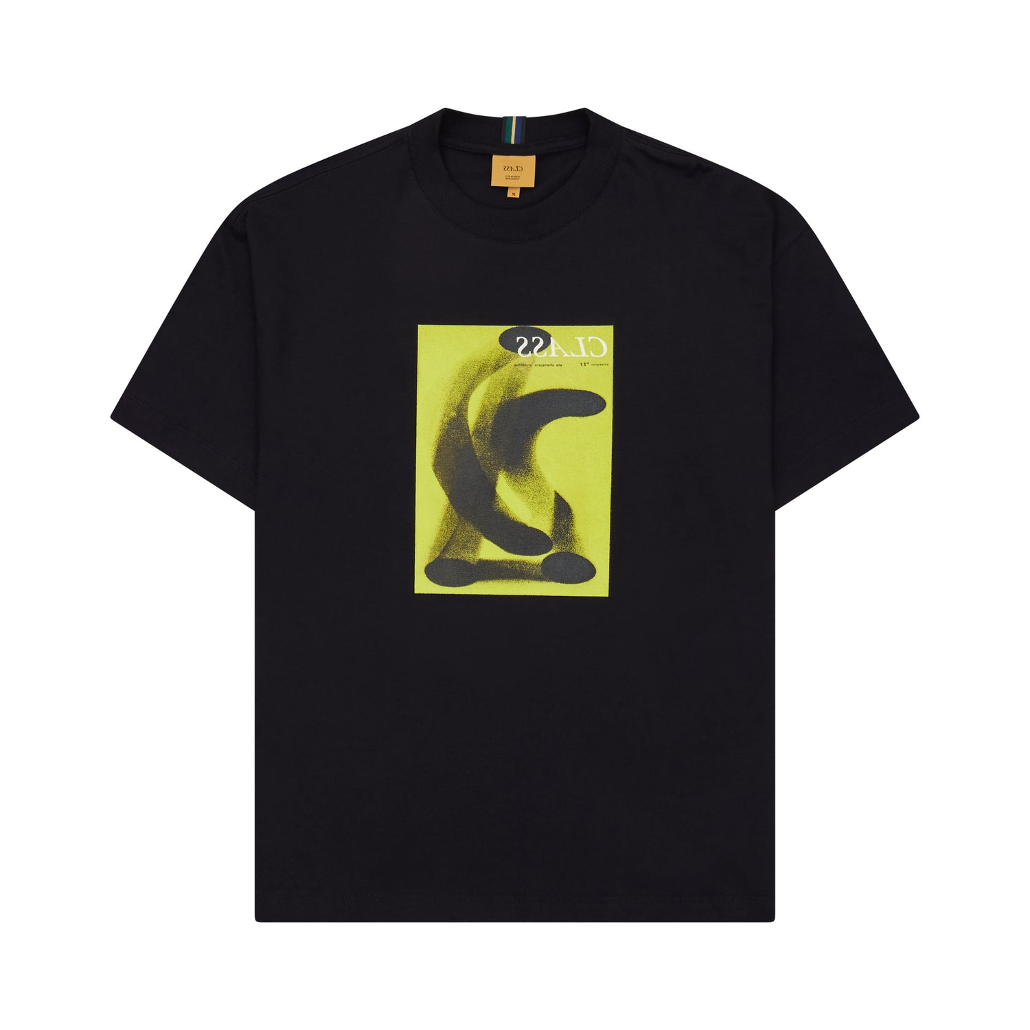 Camiseta preta de gola careca com estampa retangular amarelo-verde e figuras cinza