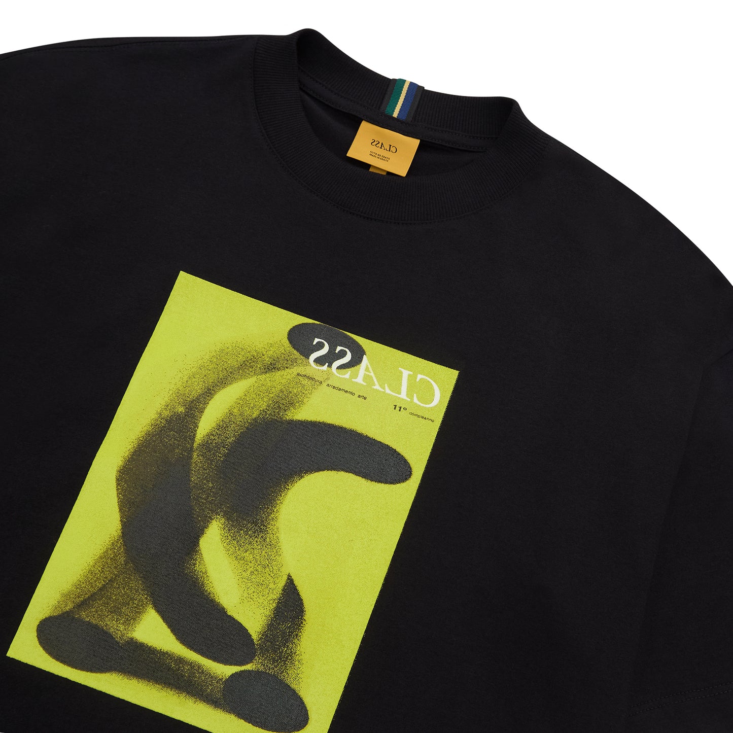 Camiseta preta com estampa retangular amarela e detalhe cinza no centro