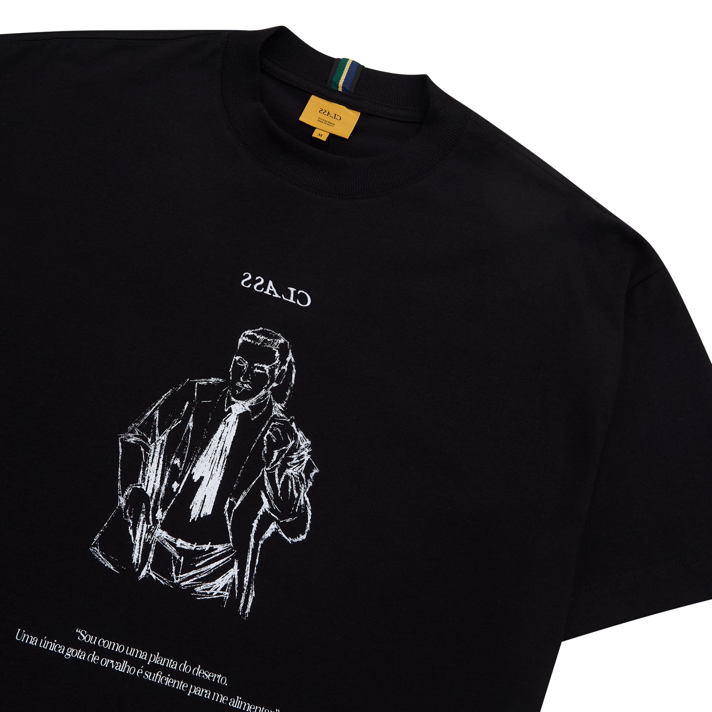 Camiseta preta com estampa frontal em traço preto e branco, vista de perto