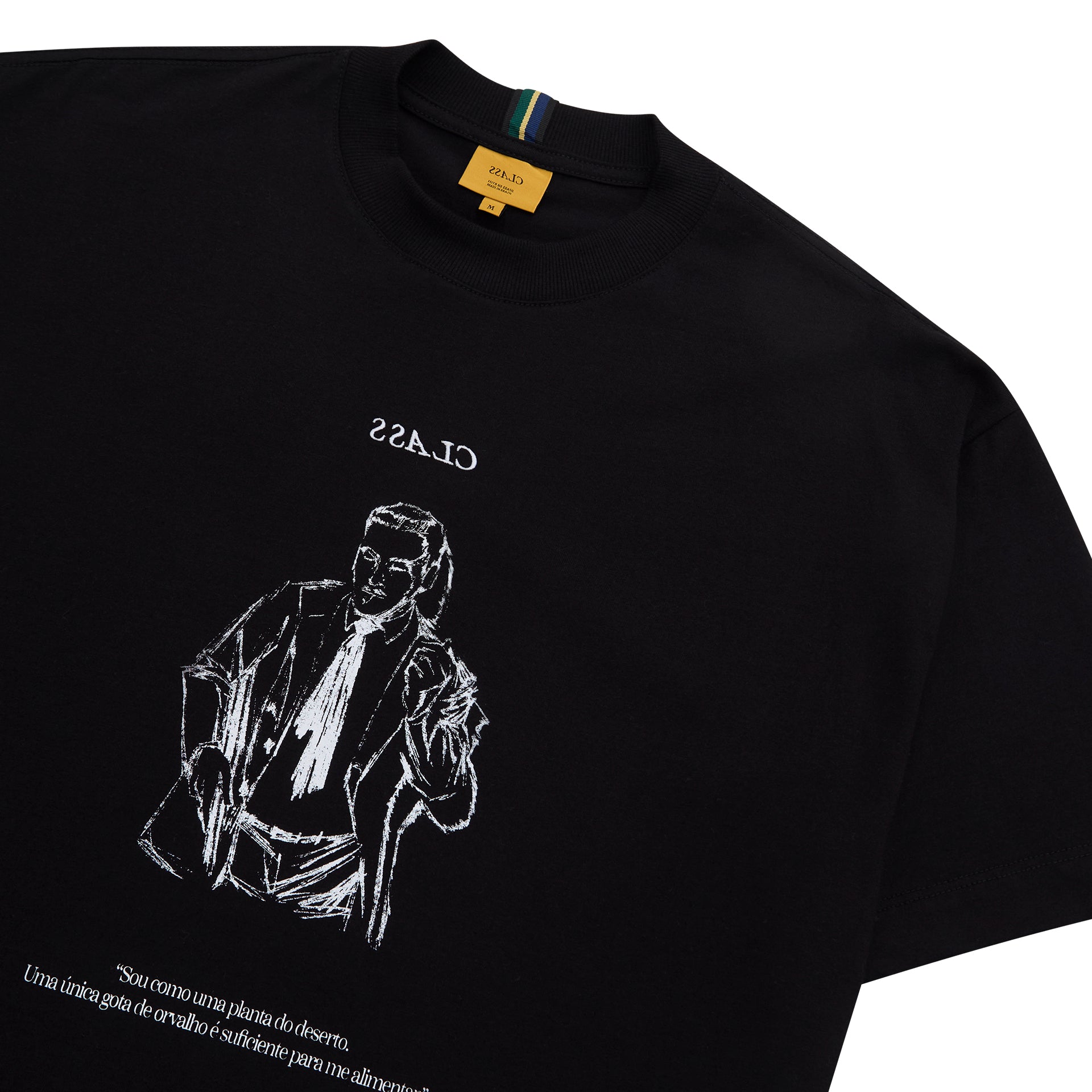 Camiseta preta com estampa frontal em traço preto e branco, vista de perto
