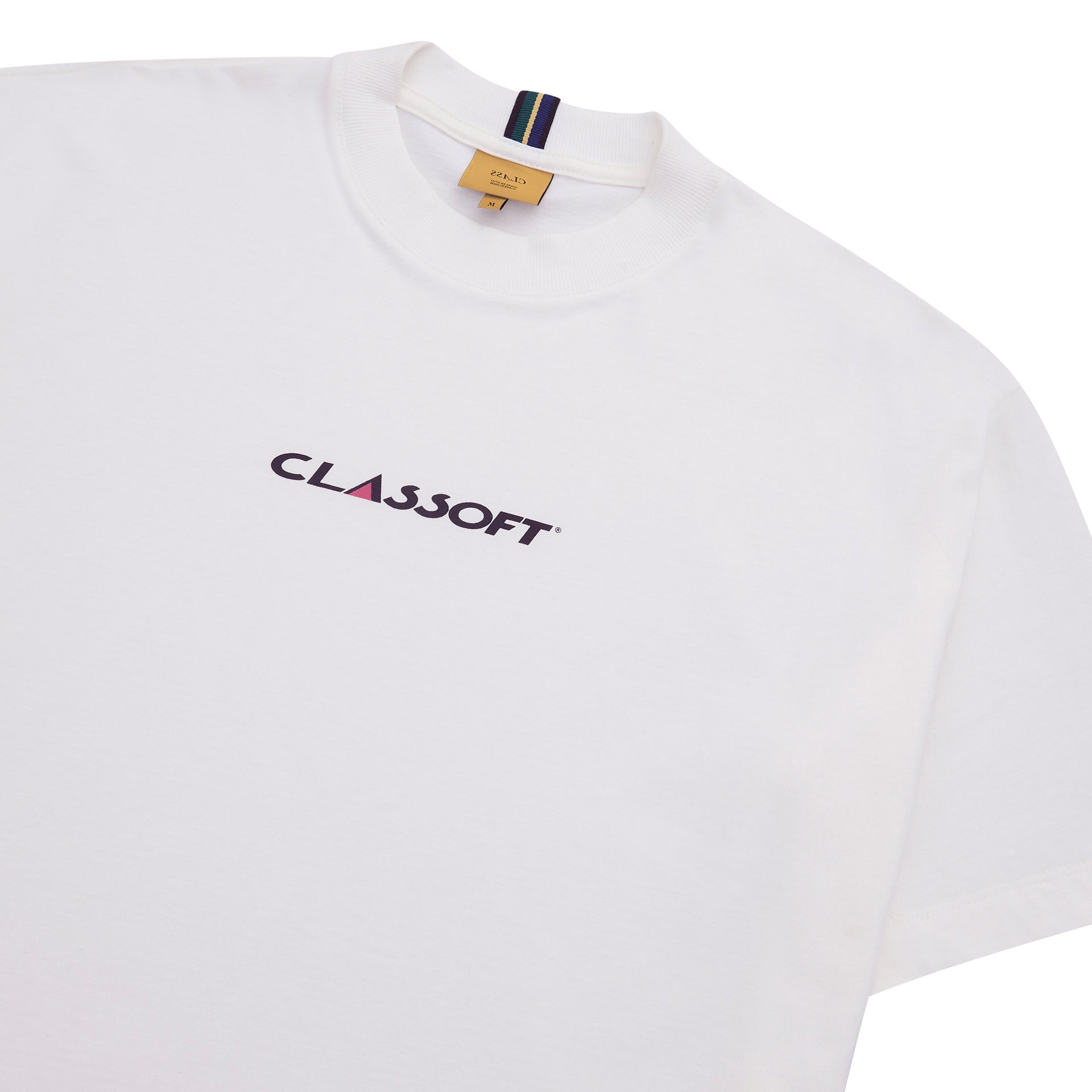 Camiseta off-white com logo Classoft no peito e gola com acabamento colorido na nuca
