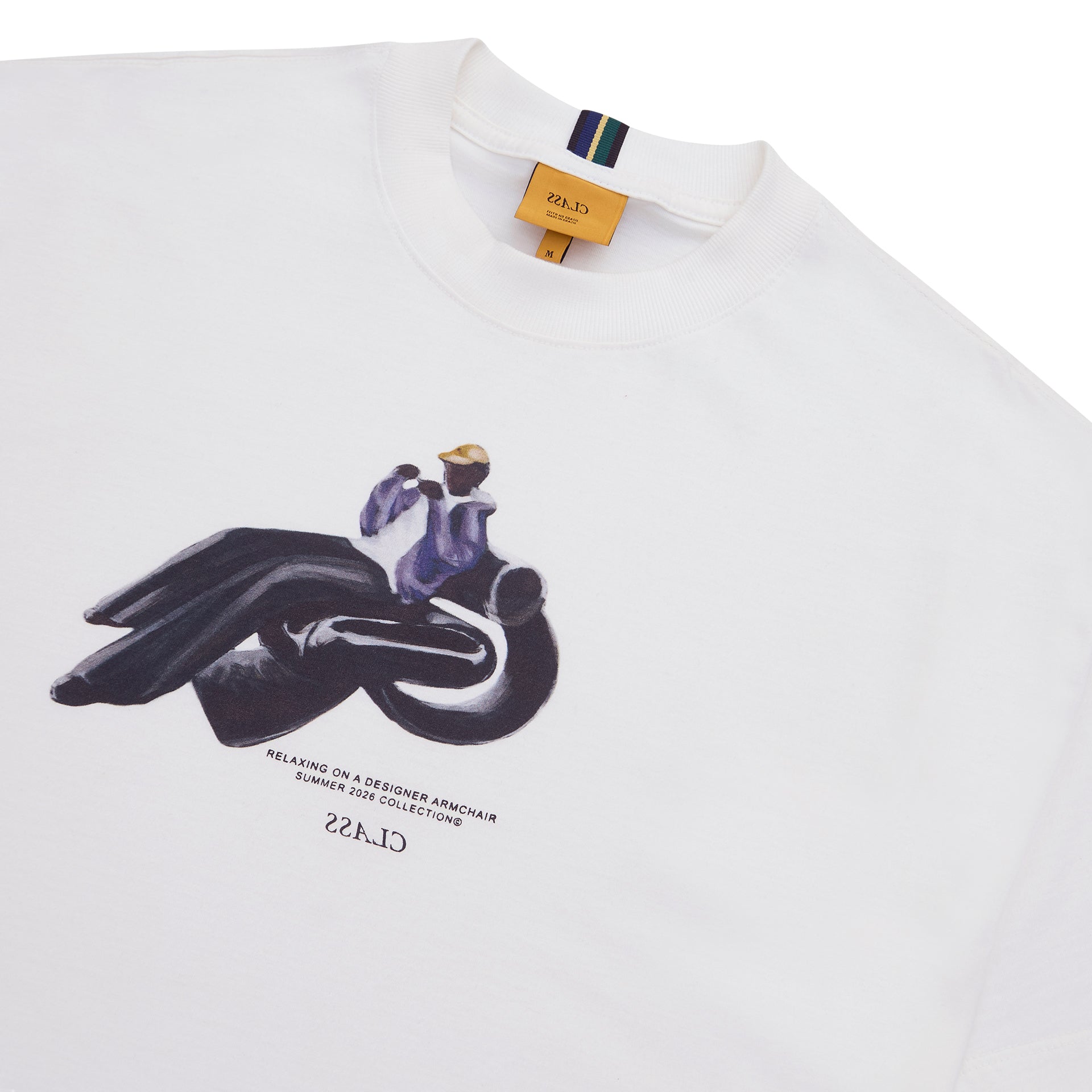Camiseta off-white com estampa frontal detalhada em preto e roxo, gola careca