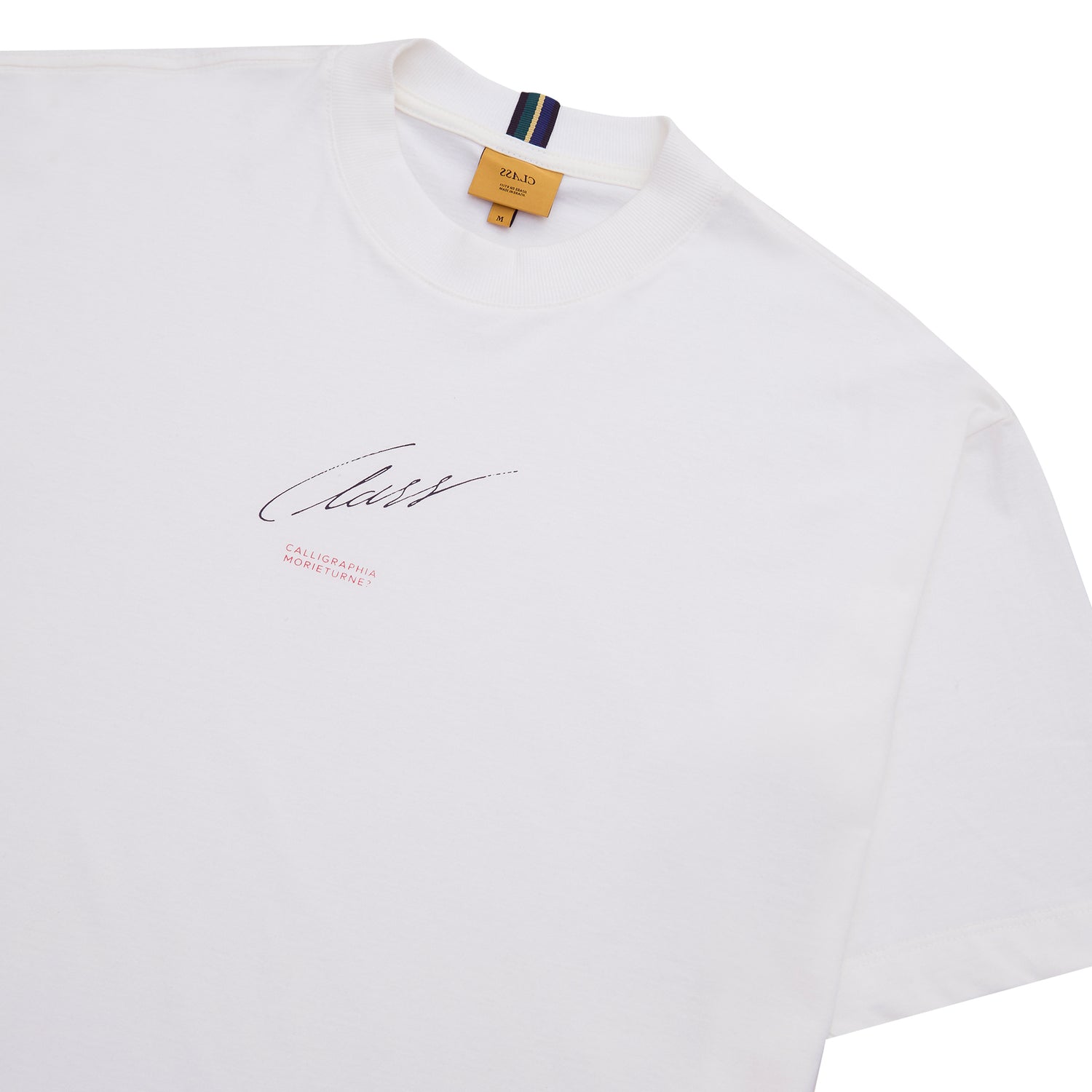 Camiseta off-white com estampa assinada e detalhe de texto no peito