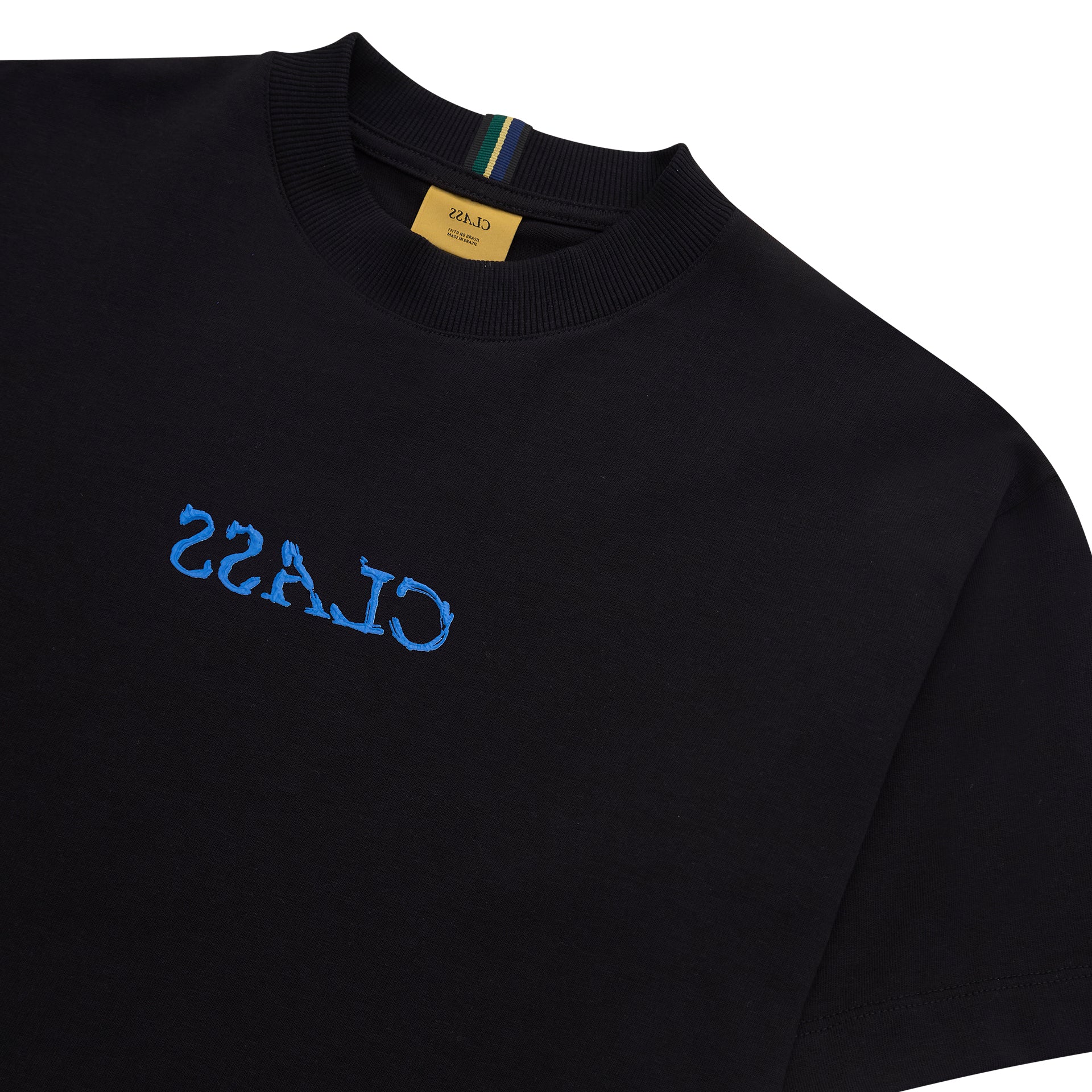 Camiseta preta com texto azul e gola careca canelada
