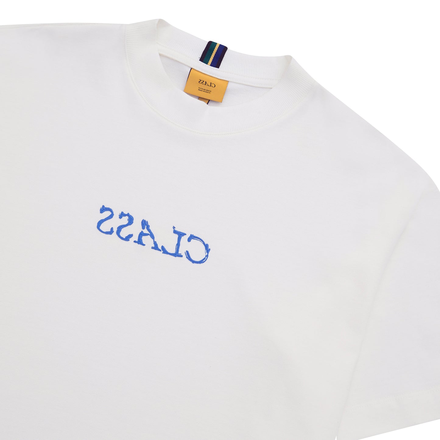Camiseta off-white com gola careca, estampa azul e etiqueta na gola