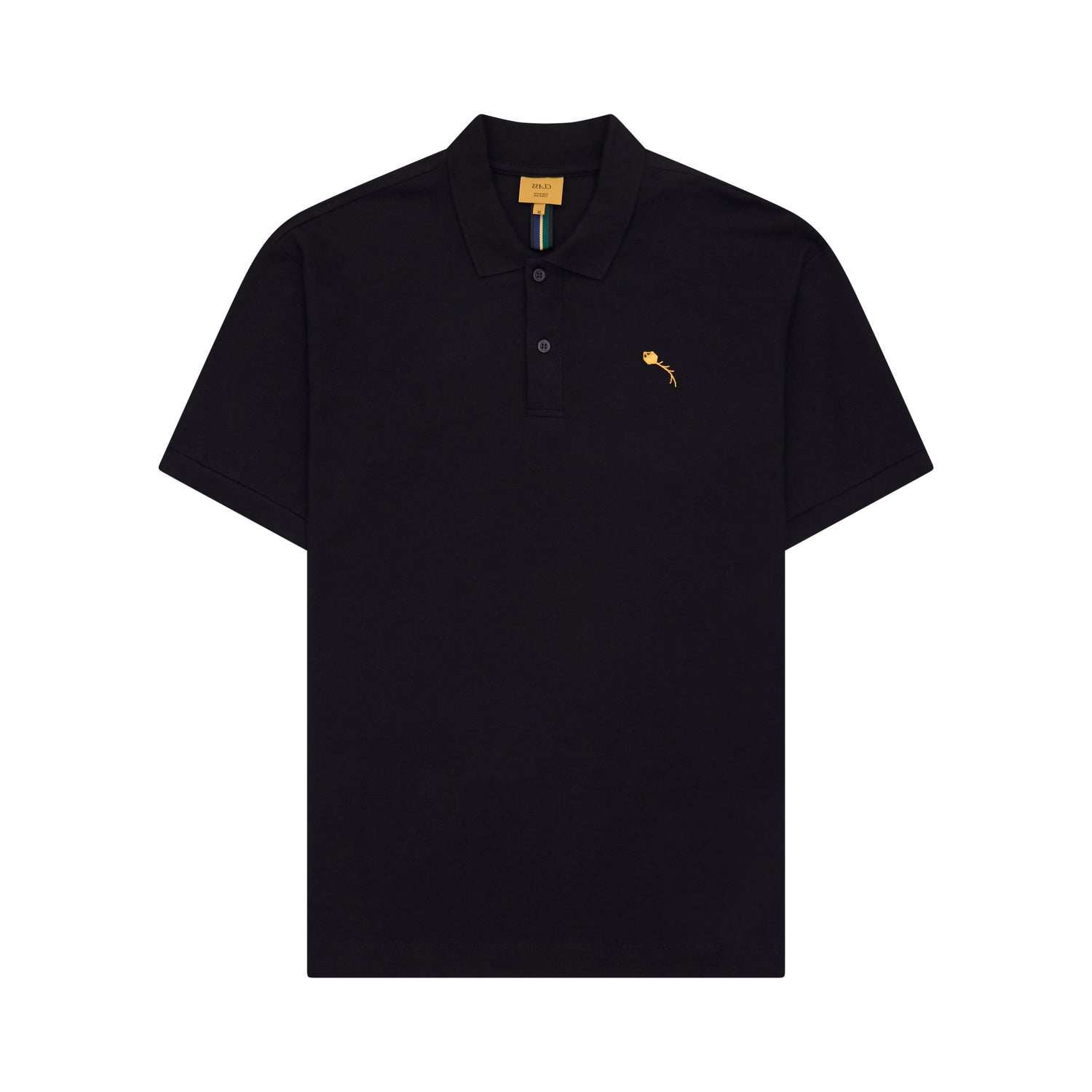 Camiseta polo clássica preta com gola e botões; logo dourado pequeno no peito