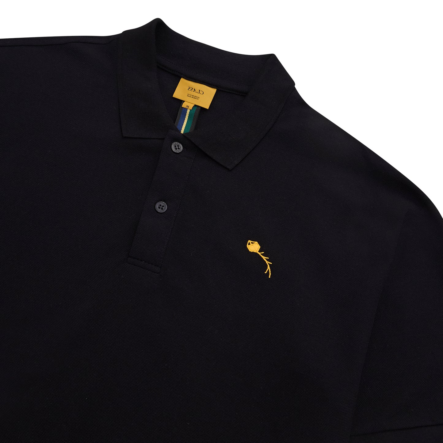 Camiseta polo preta com gola e botões; bordado dourado de cavalo no peito