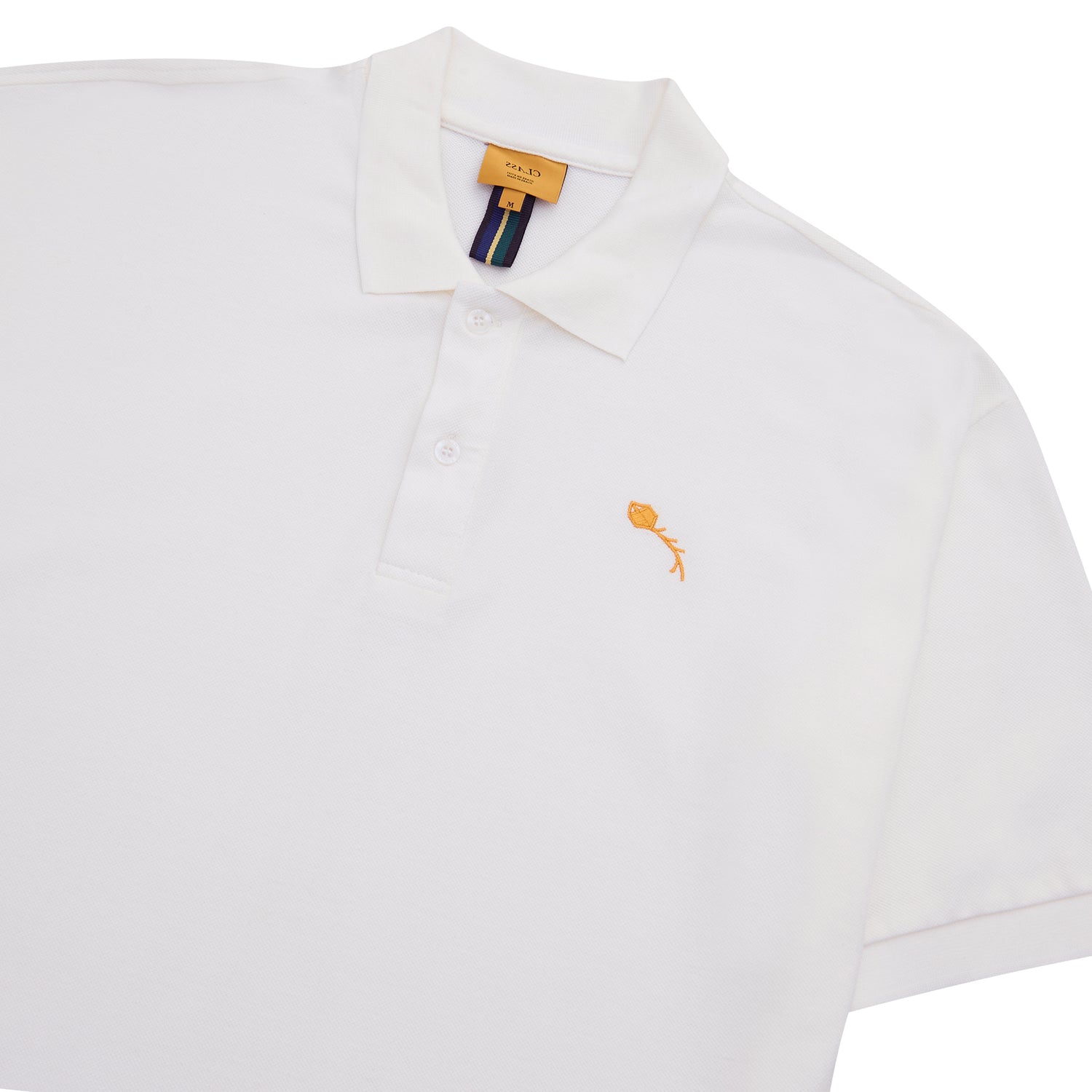 Camisa polo off-white com gola e botões, logo bordado pequeno no peito.