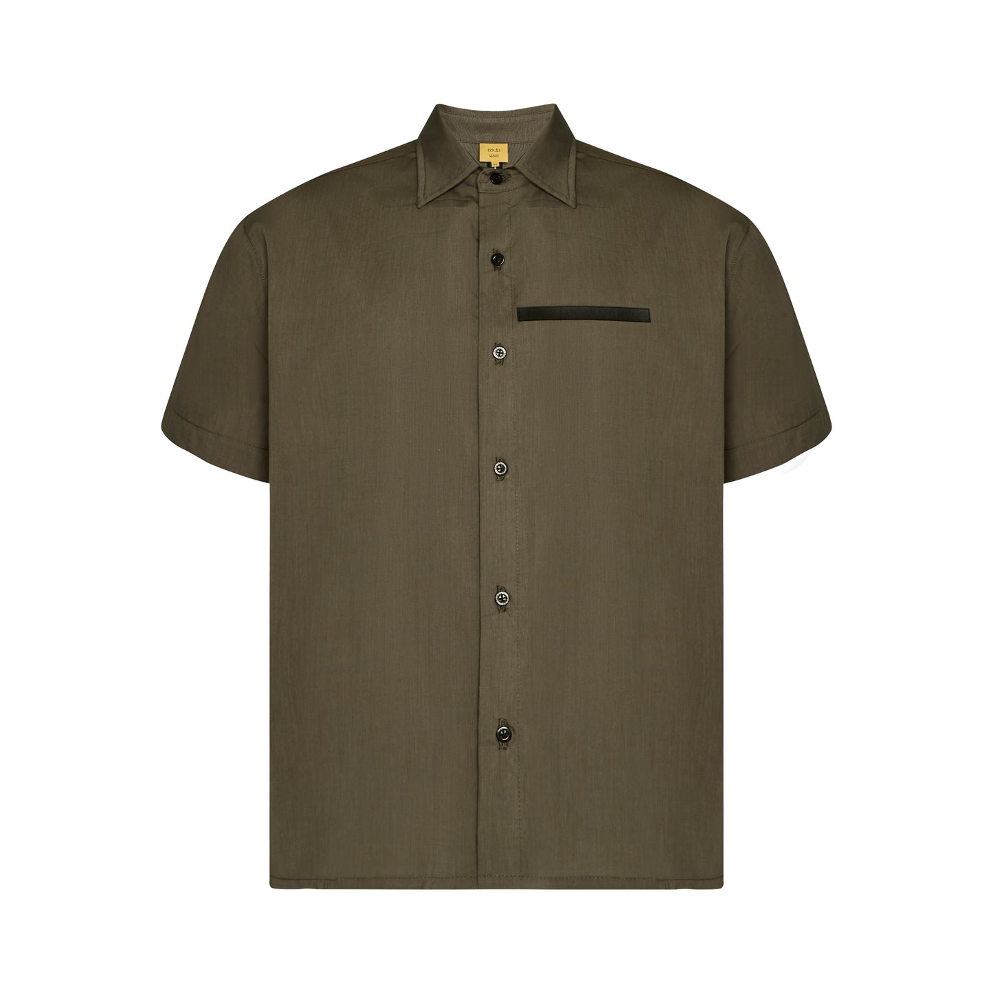 Camisa clássica manga curta verde-oliva, botões frontais e bolso no peito