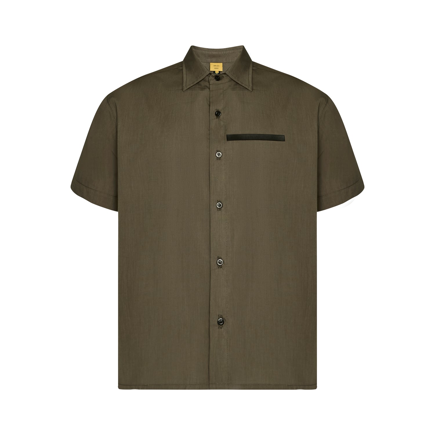 Camisa clássica manga curta verde-oliva, botões frontais e bolso no peito