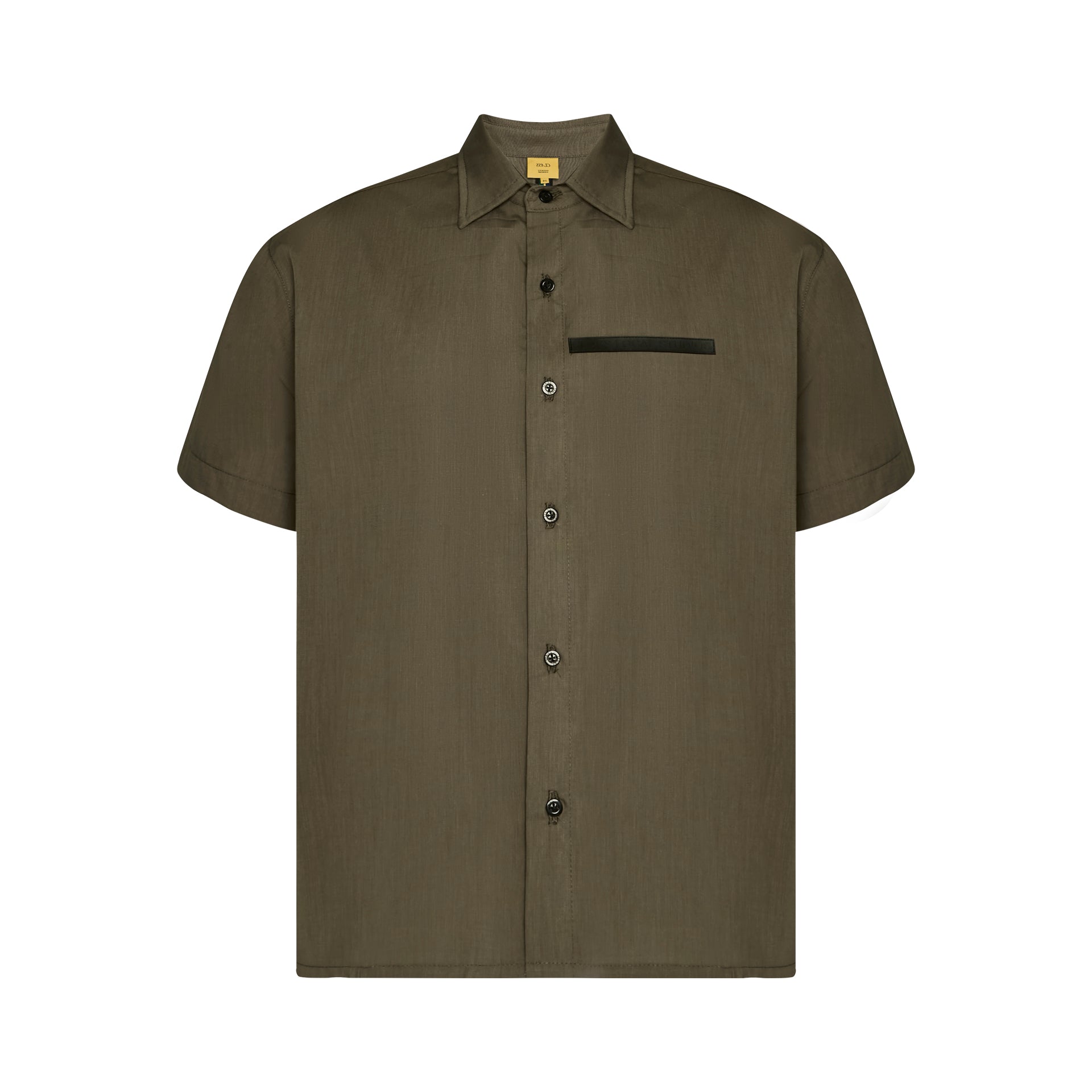 Camisa clássica manga curta verde-oliva, botões frontais e bolso no peito