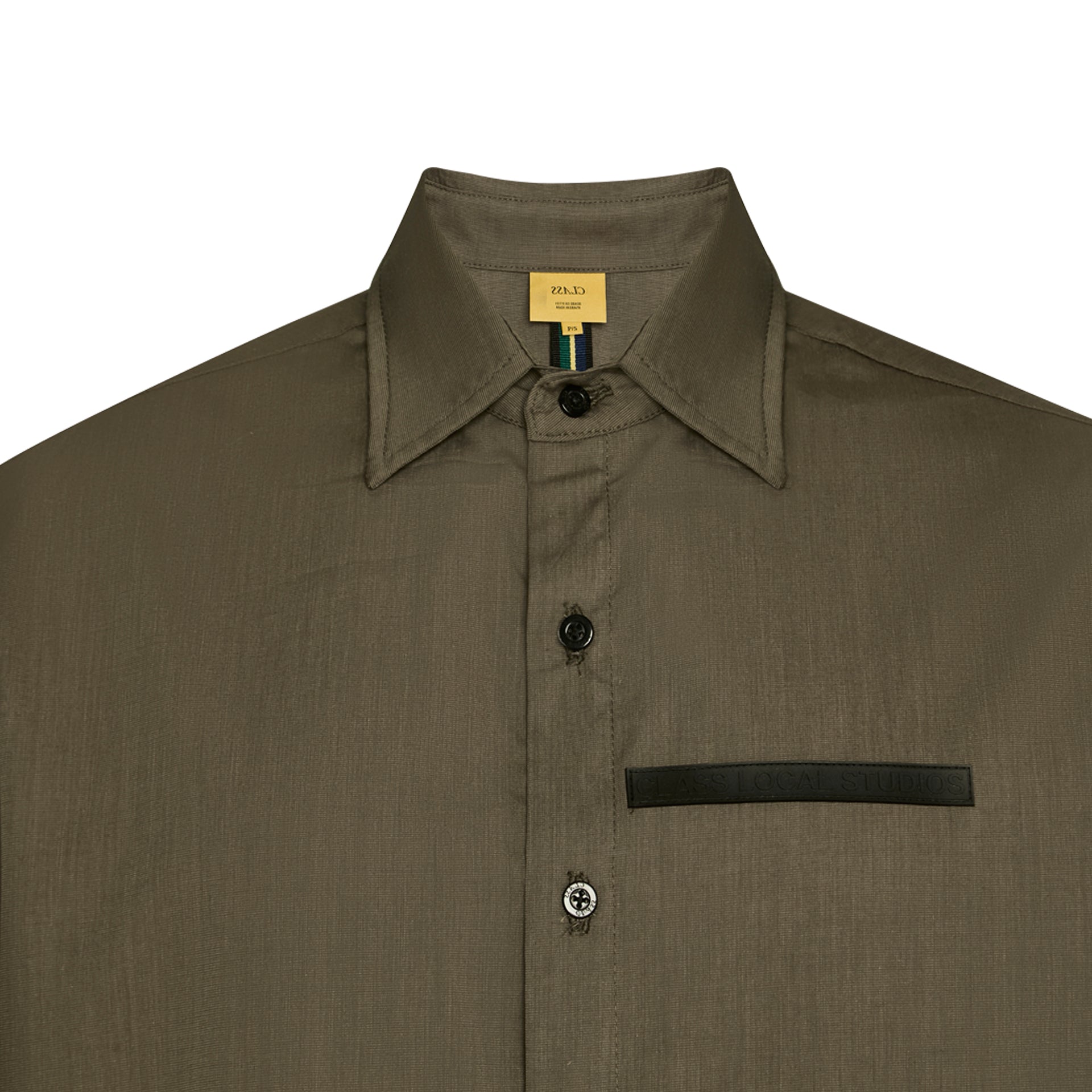 Camisa verde-oliva com gola, botões pretos e bolso no peito com detalhe escuro