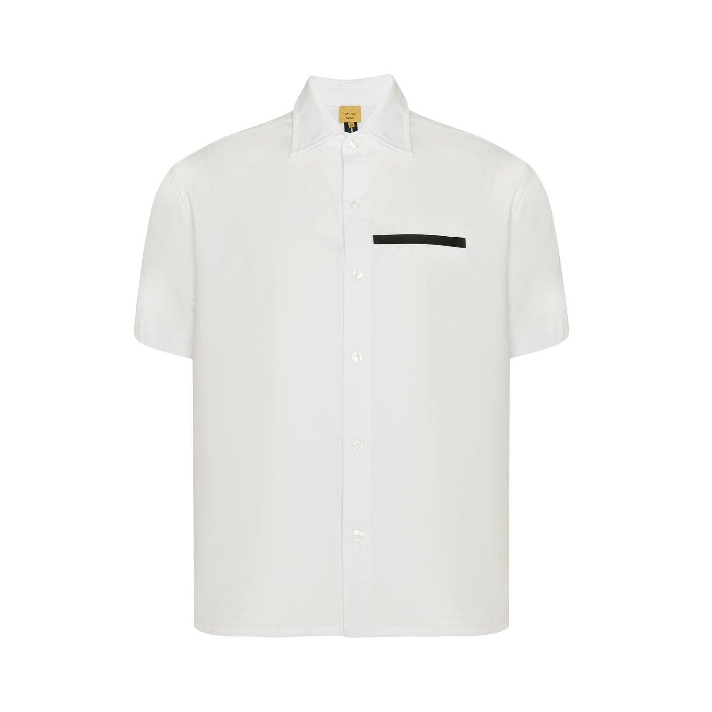 Camisa social clássica branca de manga curta, gola e botões frontais