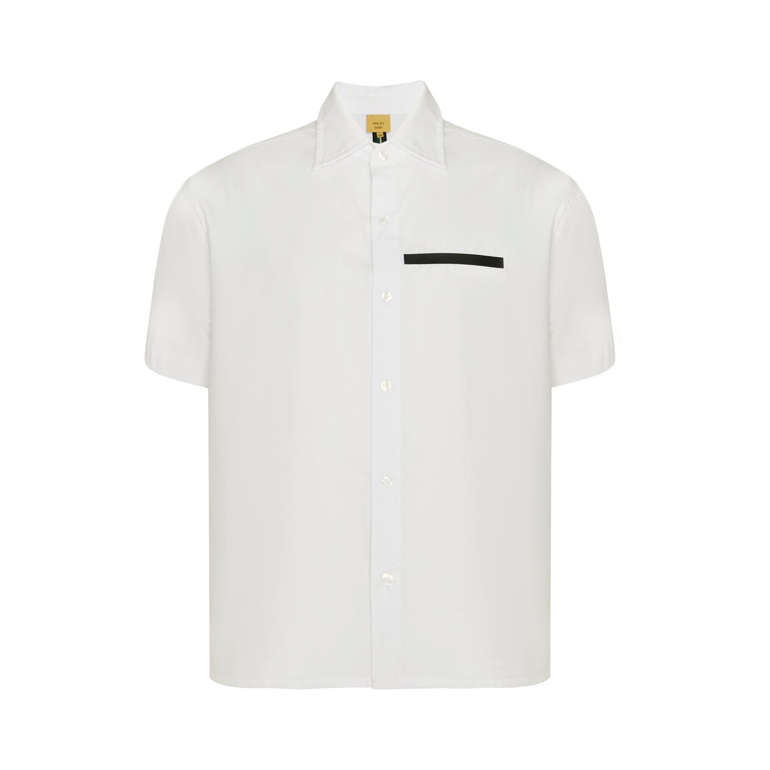 Camisa social clássica branca de manga curta, gola e botões frontais