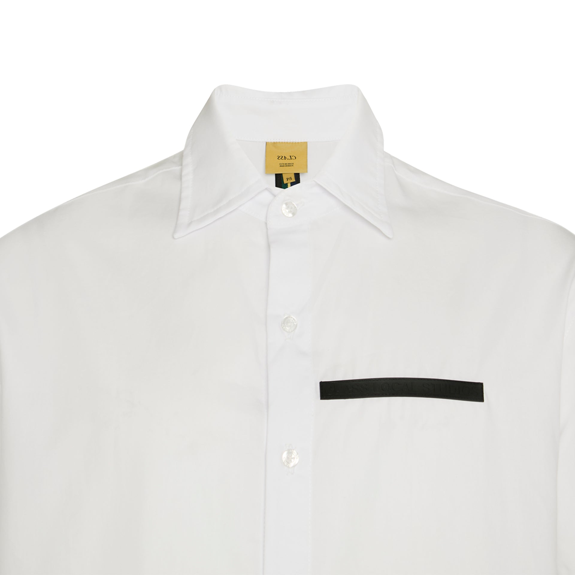 Camisa branca de gola clássica com faixa preta no peito e botões frontais