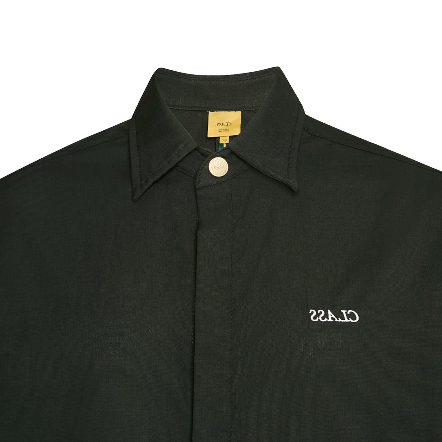 Camisa clássica verde escura com colarinho, botão frontal e logo bordado