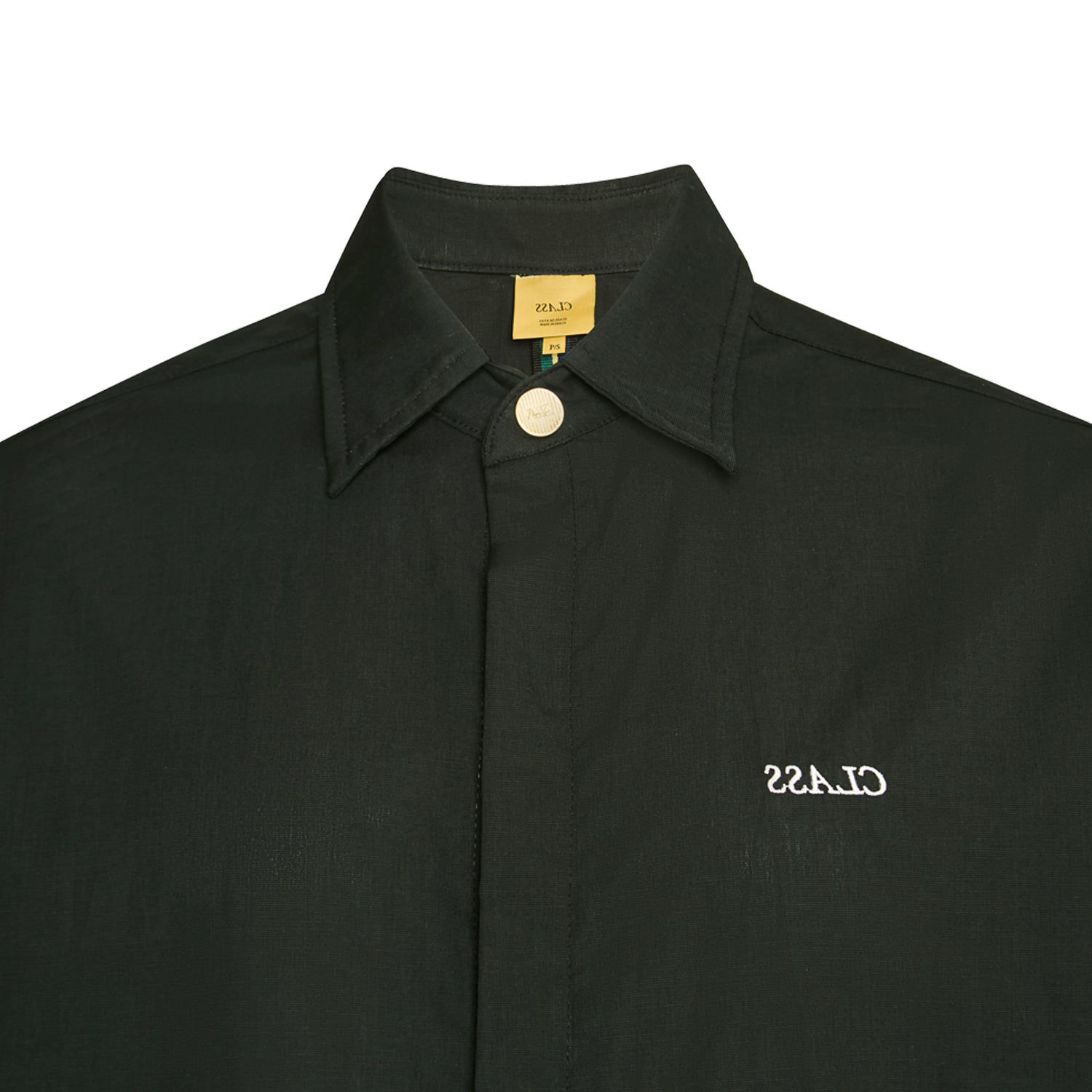 Camisa clássica verde escura com colarinho, botão frontal e logo bordado