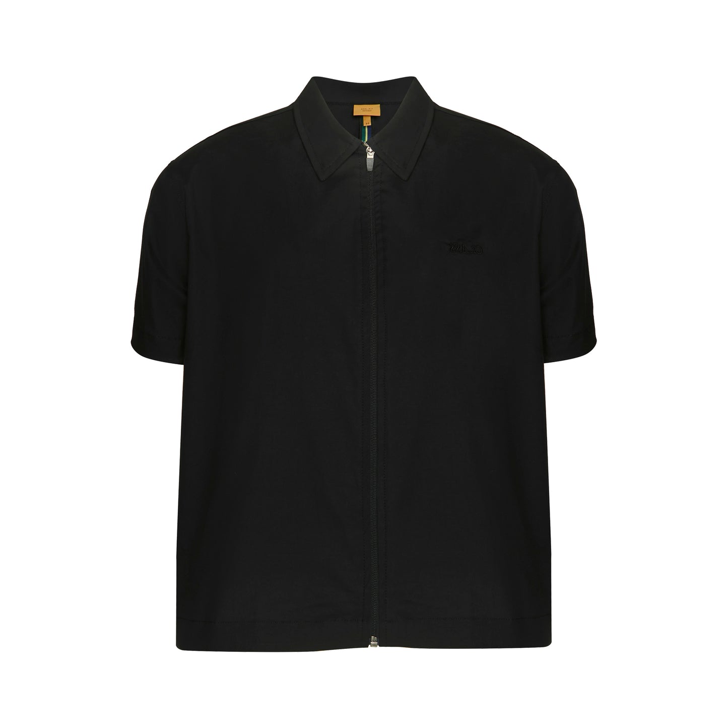 Camisa preta com zíper frontal e gola, manga curta