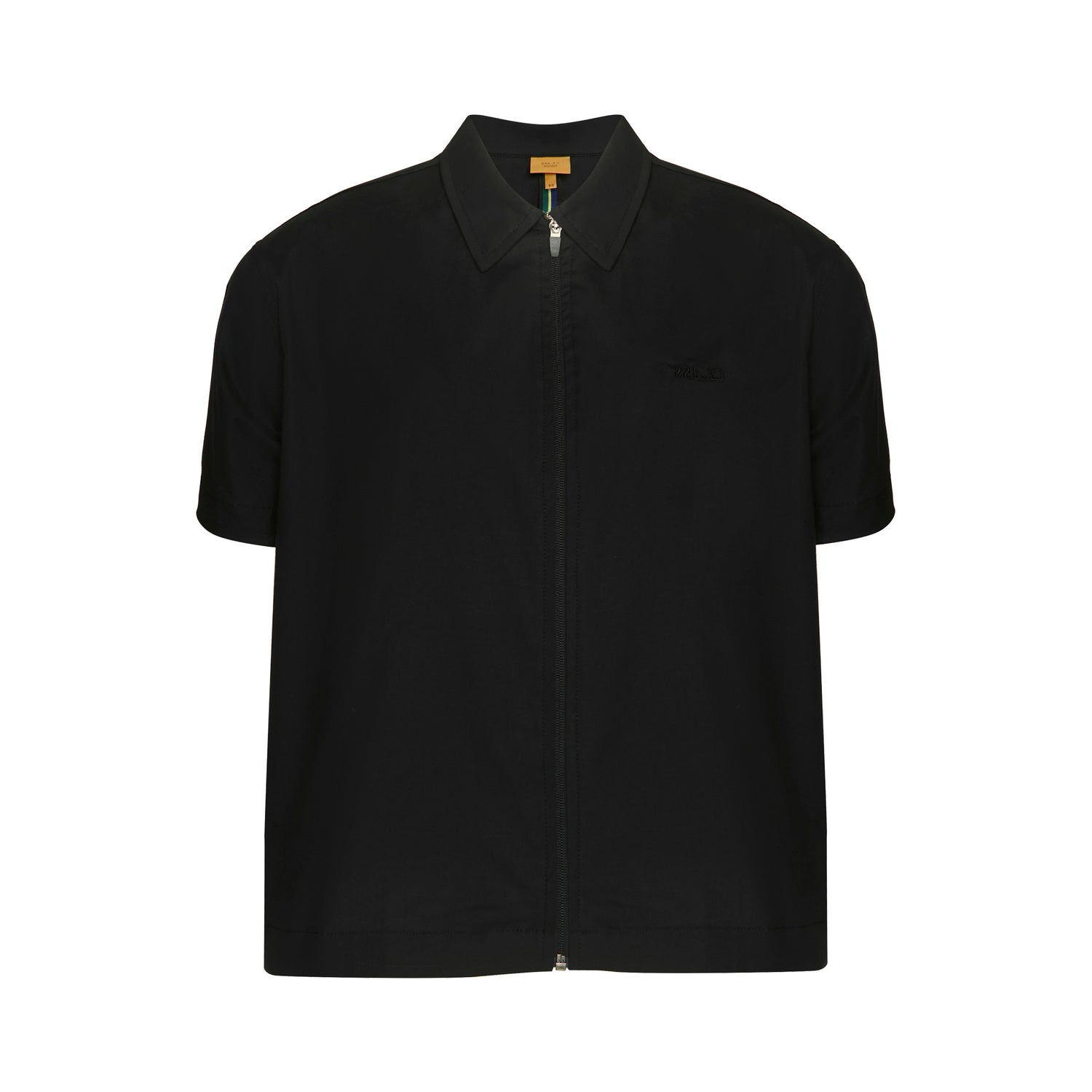 Camisa preta com zíper frontal e gola, manga curta