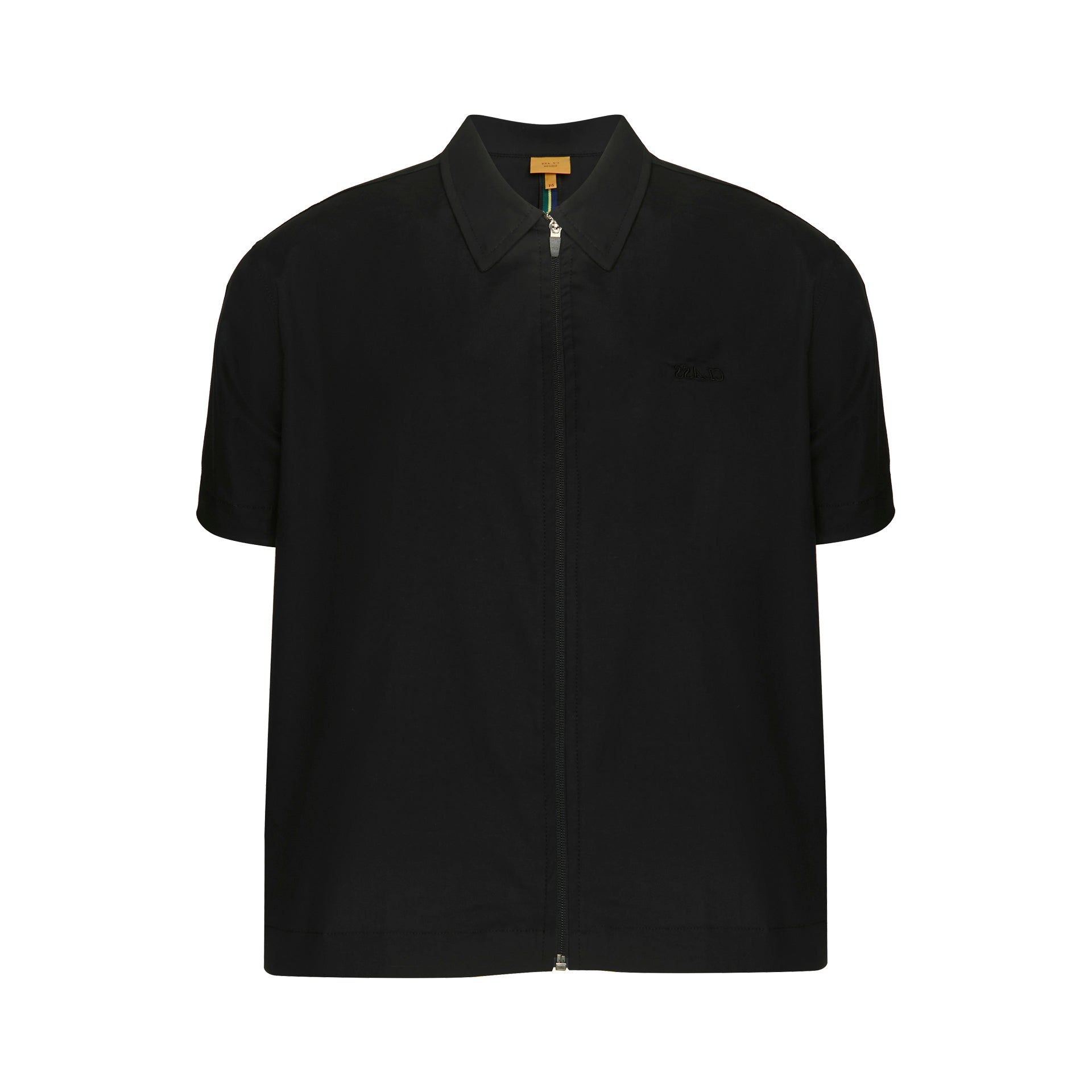 Camisa preta com zíper frontal e gola, manga curta