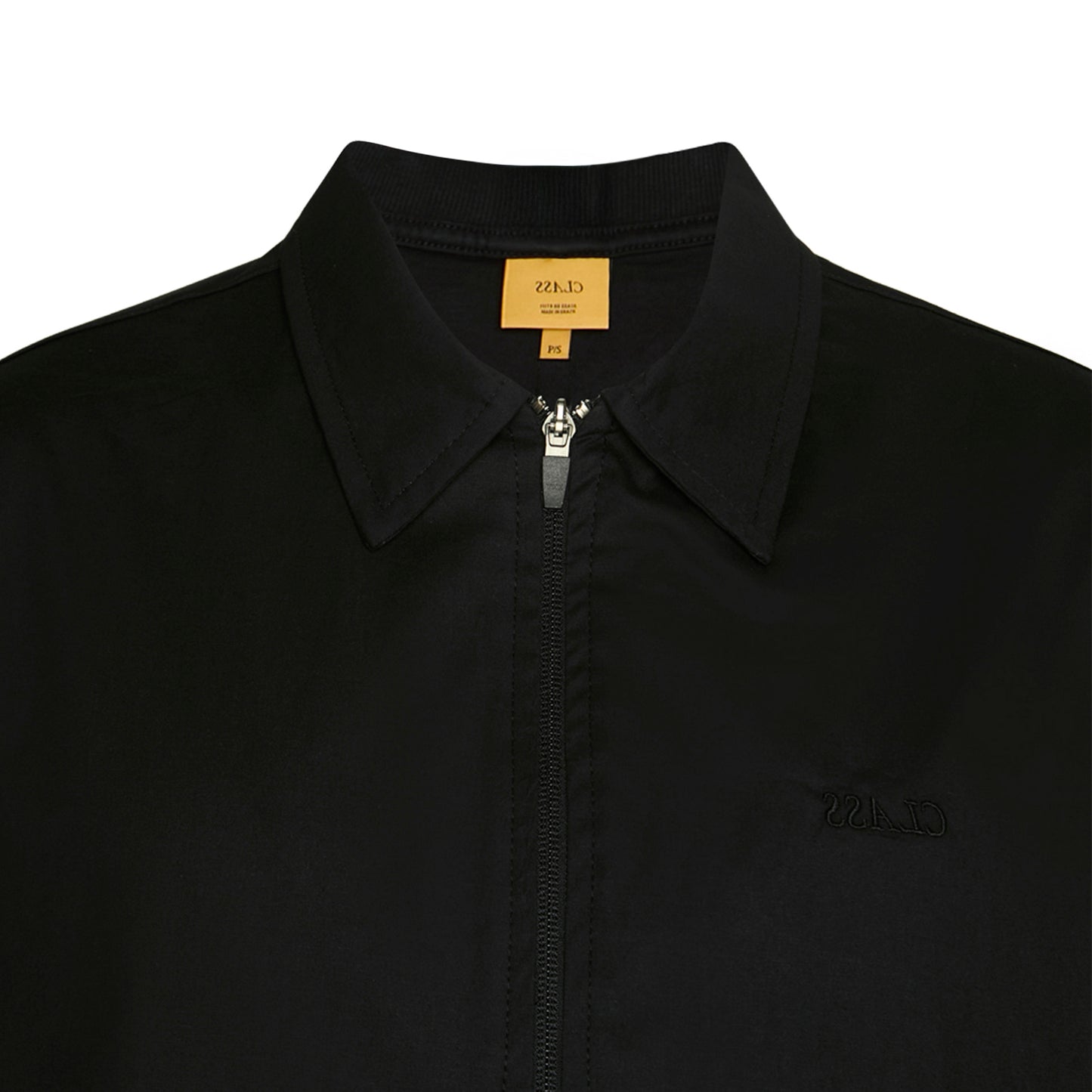 Camisa preta com gola e zíper, etiqueta interna e detalhe do logotipo