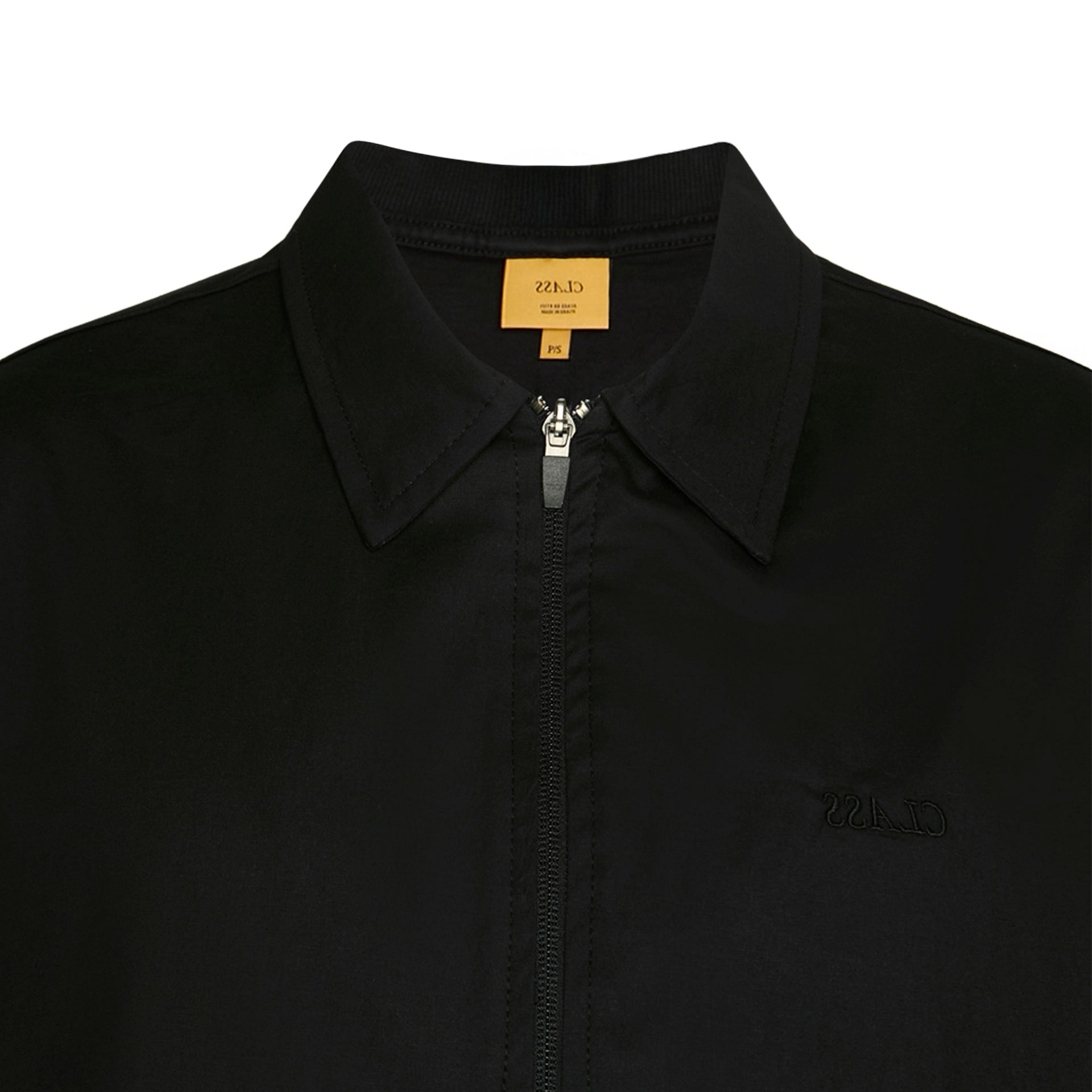 Camisa preta com gola e zíper, etiqueta interna e detalhe do logotipo