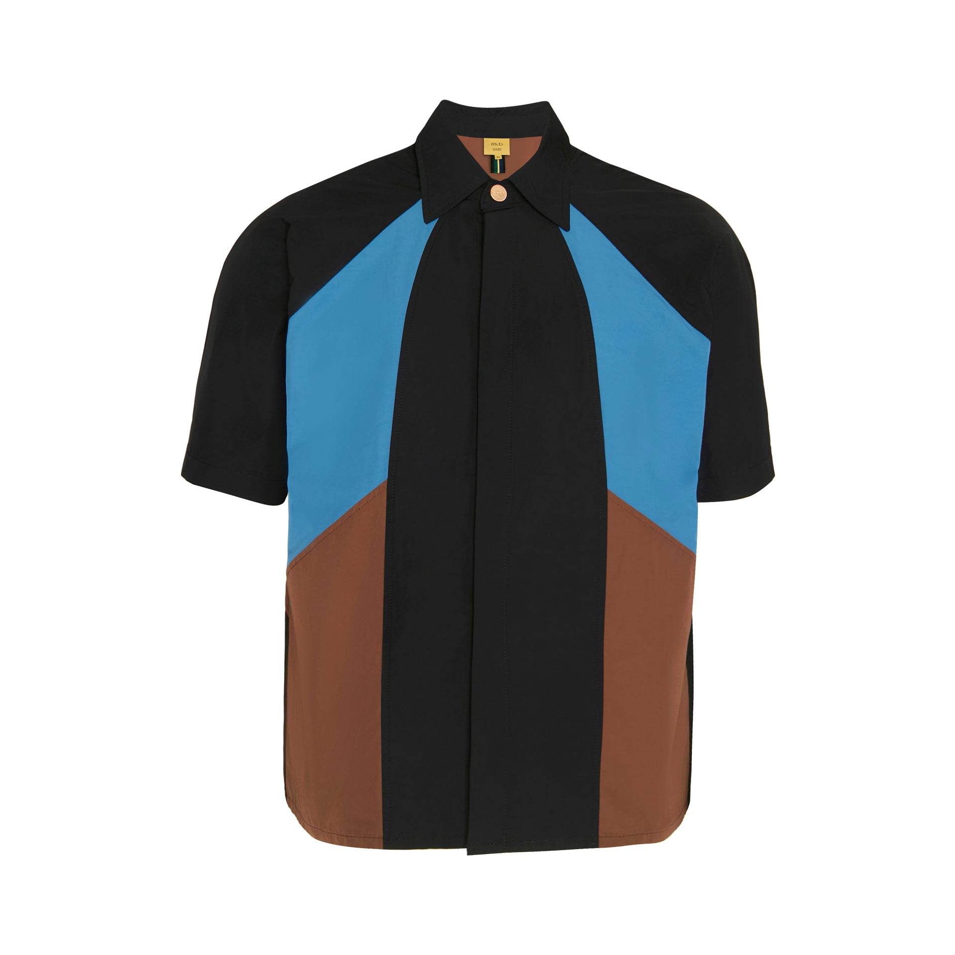 Camisa preta com recortes azul e marrom, gola abotoada e botão dourado
