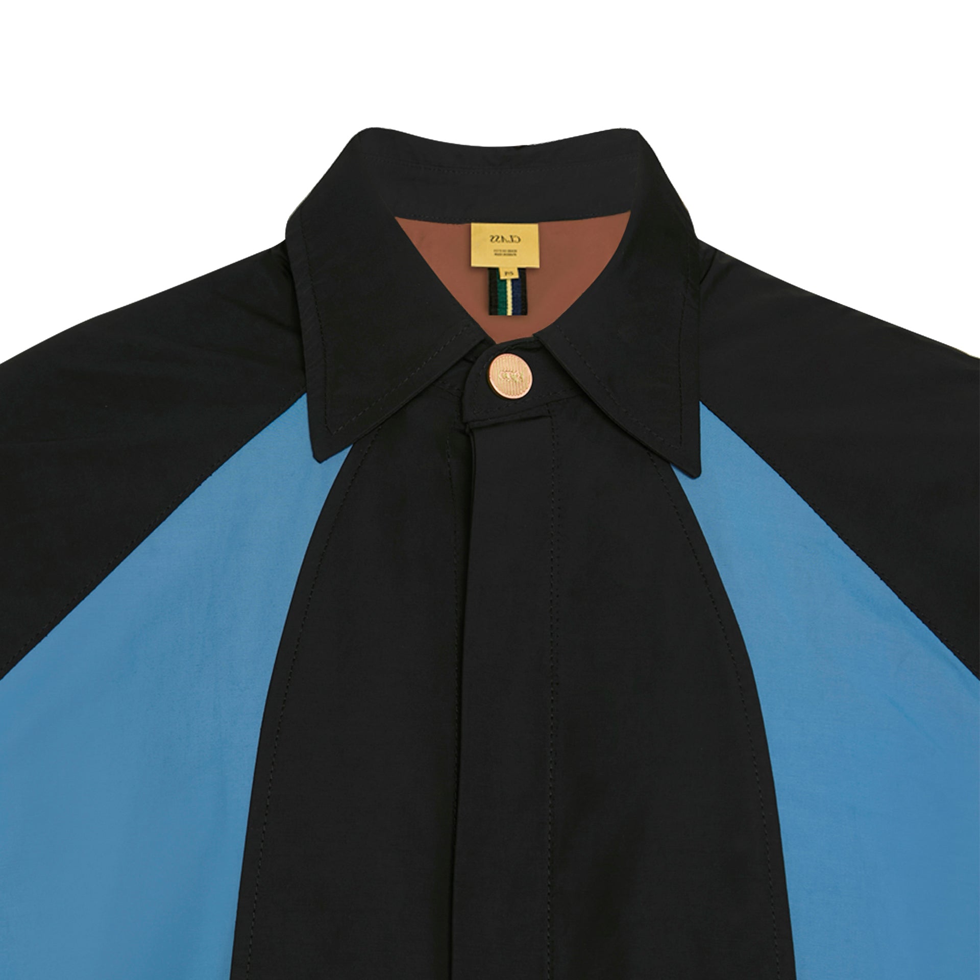 Camisa preta com recortes azul nas laterais e gola com botão dourado