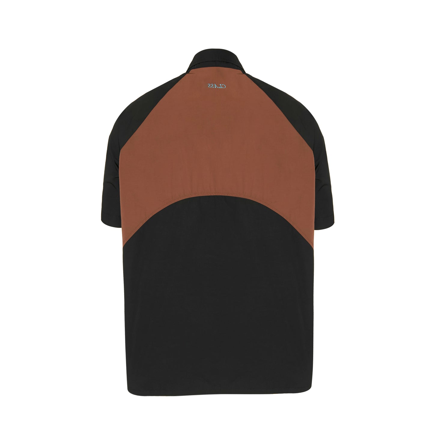 Camisa preta com painel marrom na parte superior e gola baixa