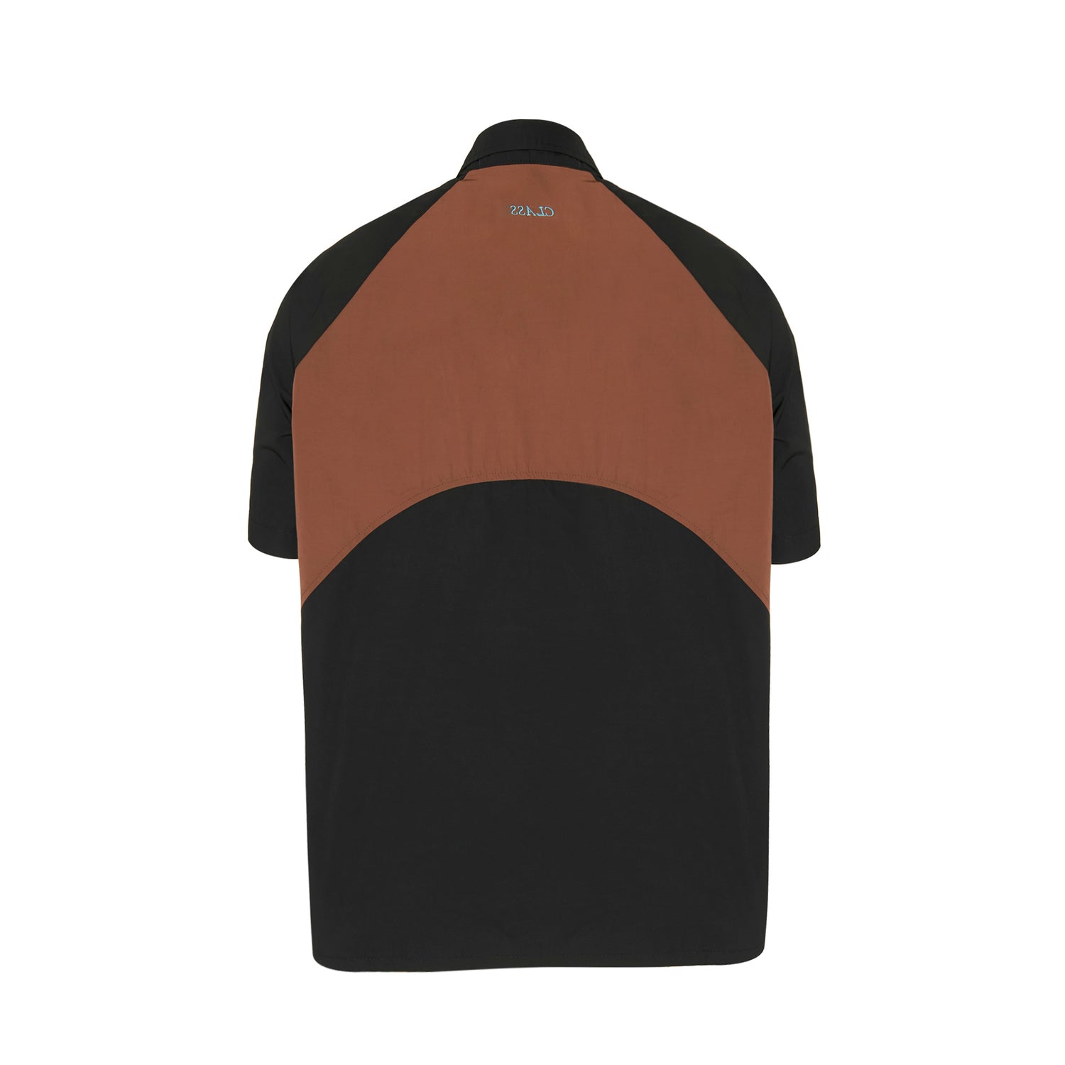 Camisa preta com painel marrom na parte superior e gola baixa