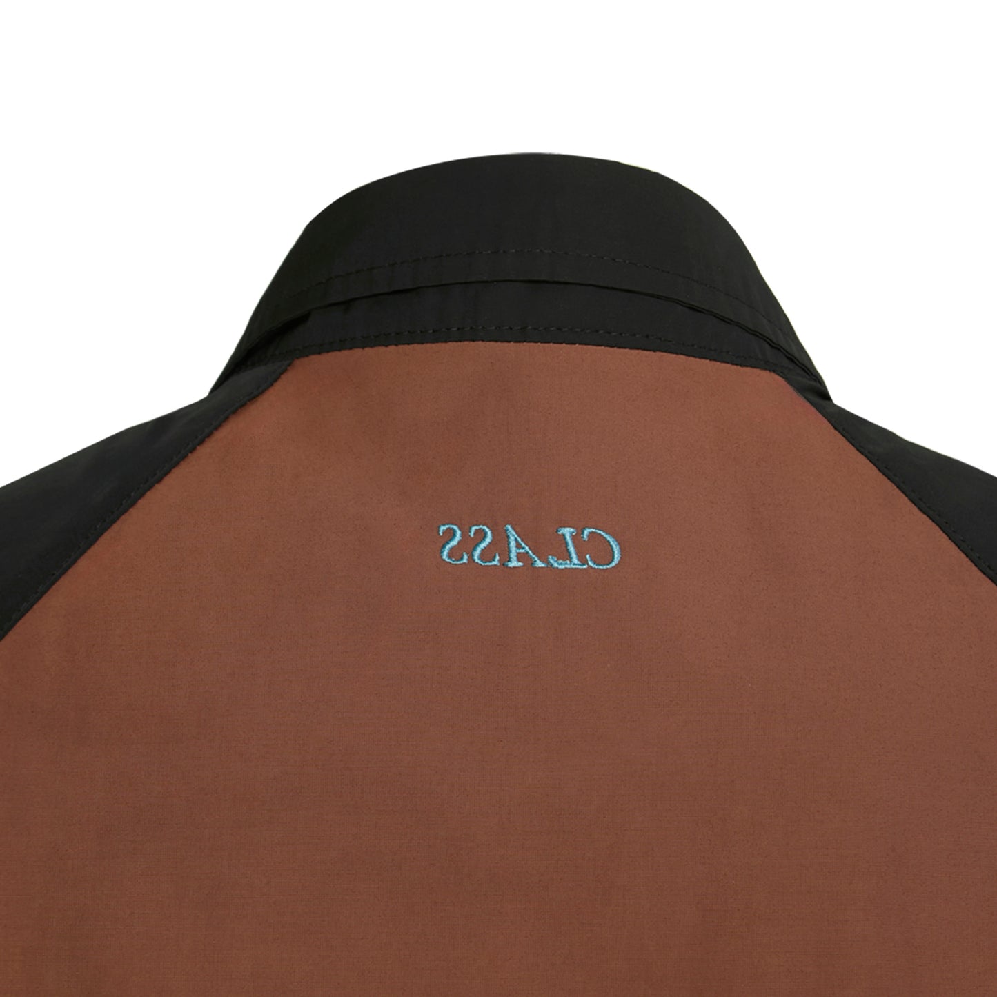 Camisa com painel marrom e bordas pretas, logo na parte traseira