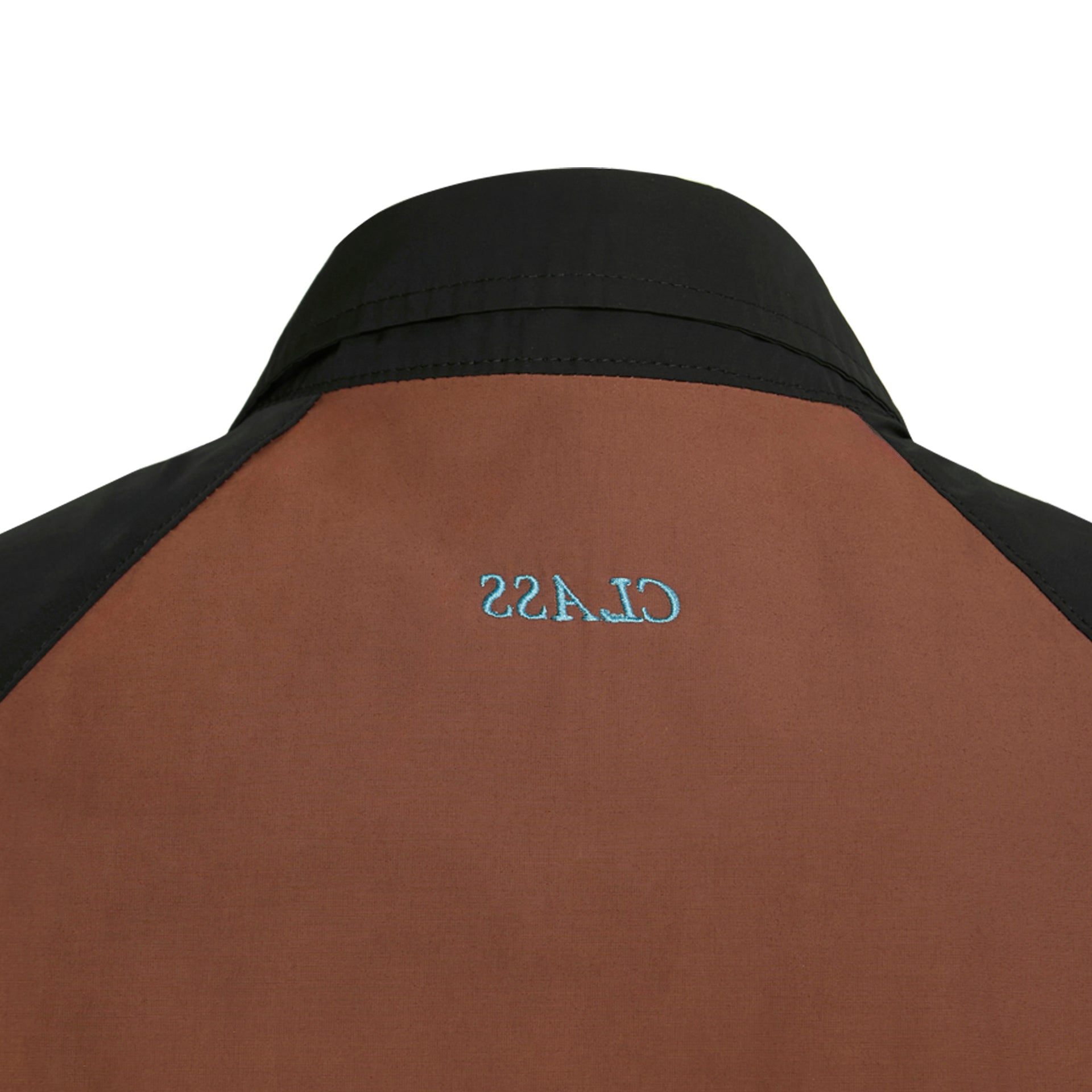 Camisa com painel marrom e bordas pretas, logo na parte traseira