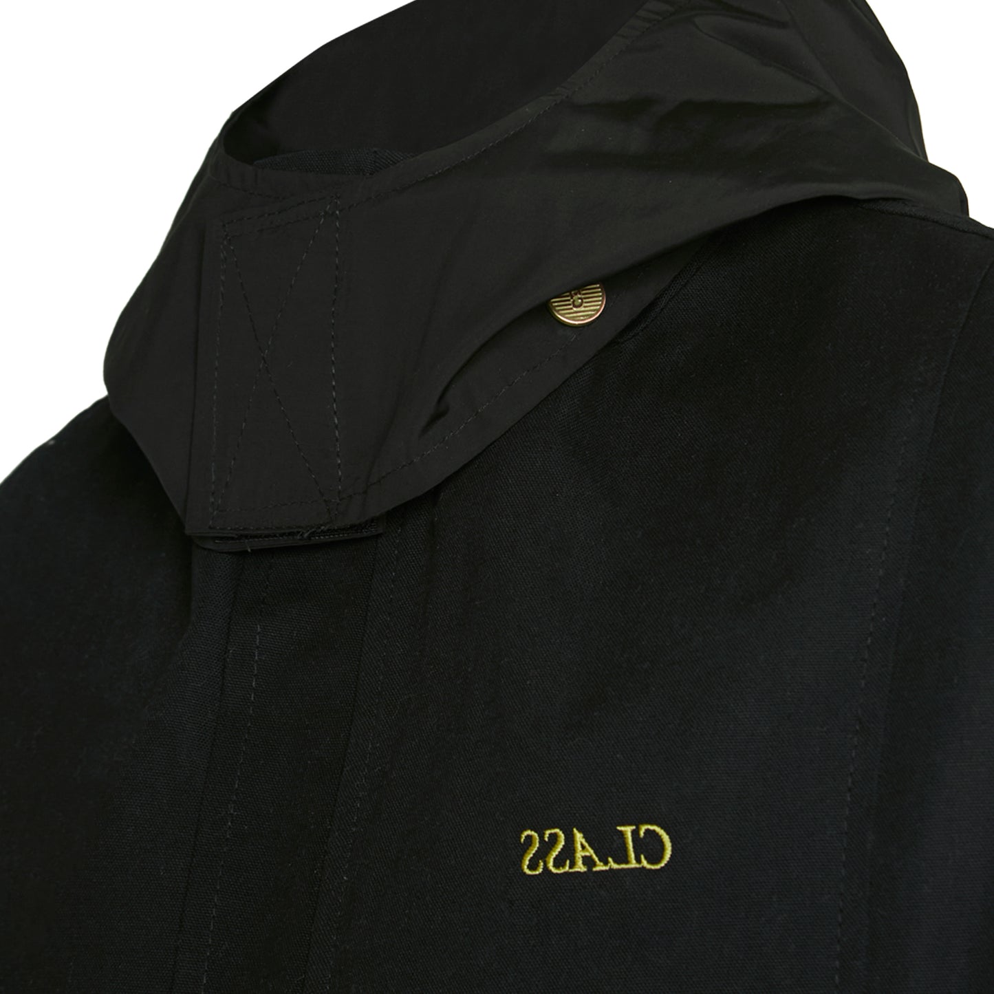 Colete técnico preto com capuz e zíper, etiqueta/logotipo dourado no ombro