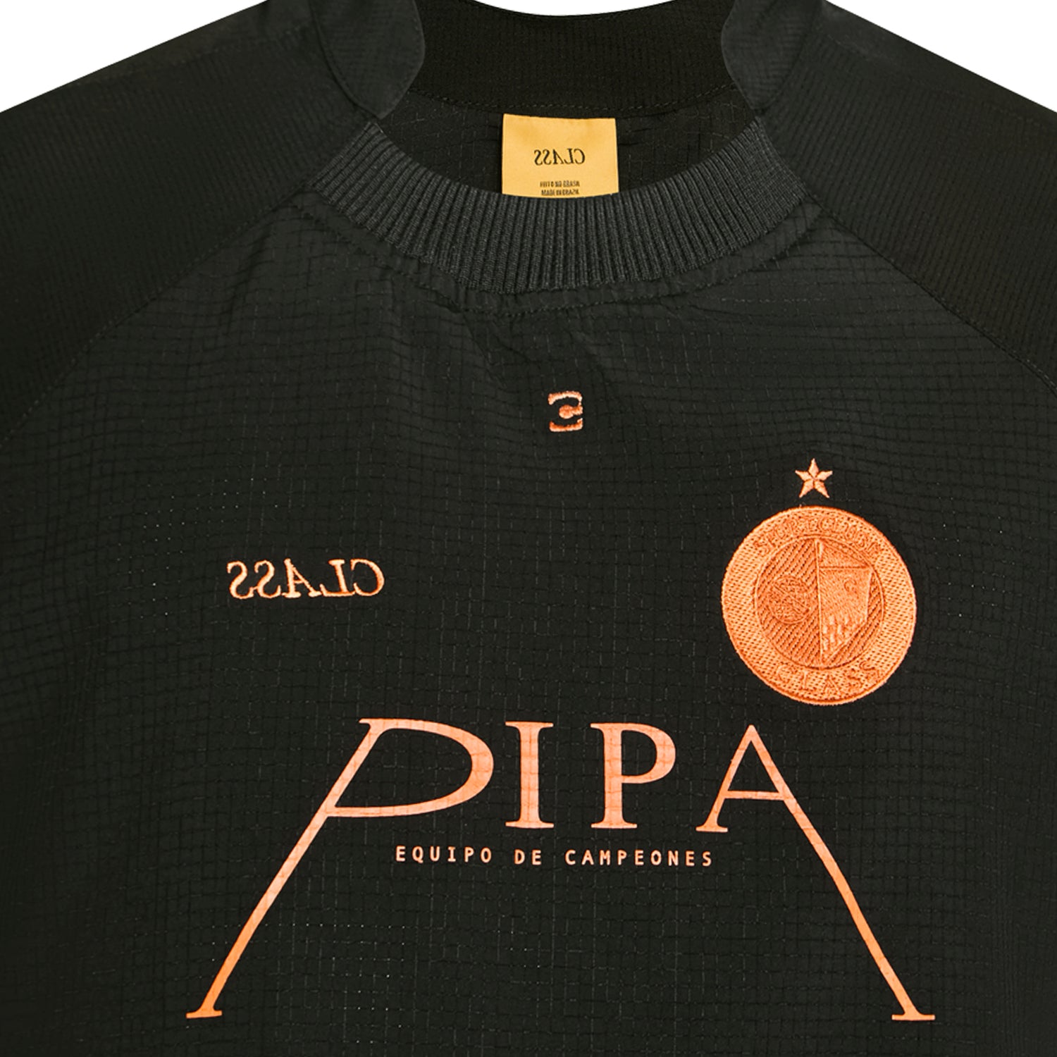 Camiseta jersey preta com gola canelada e estampa laranja DIPA no peito