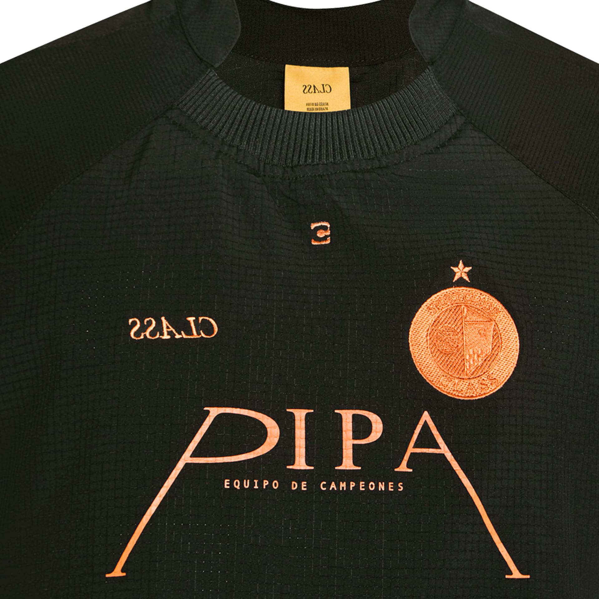 Camiseta jersey preta com gola canelada e estampa laranja DIPA no peito