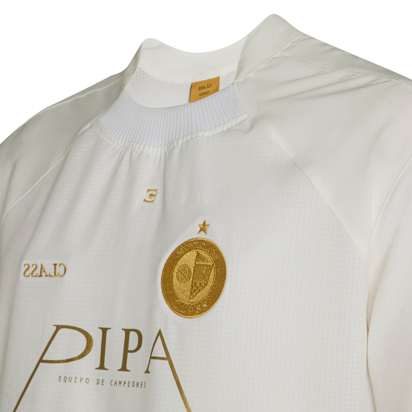 Jersey branca com escudo dourado e lettering PIPA na região do peito