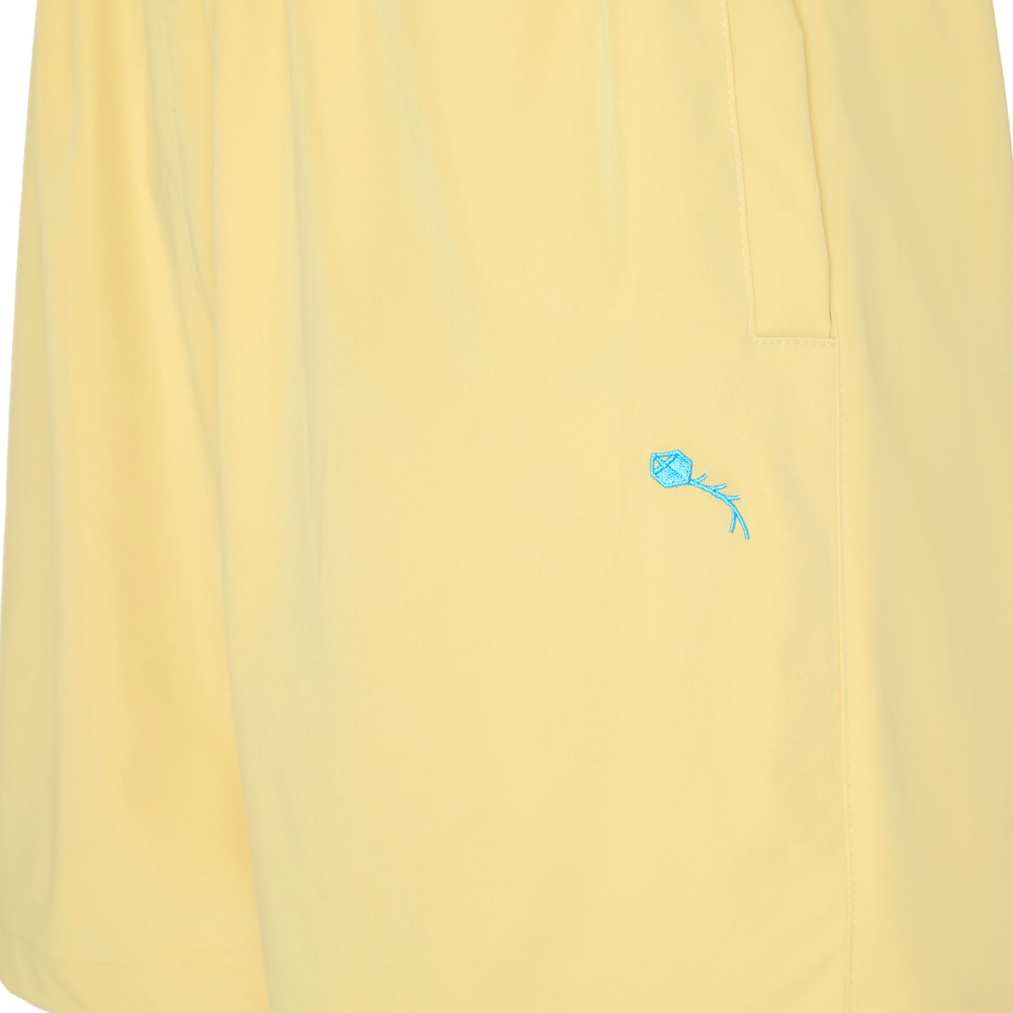 Shorts amarelo com bolso frontal e patch azul no lado