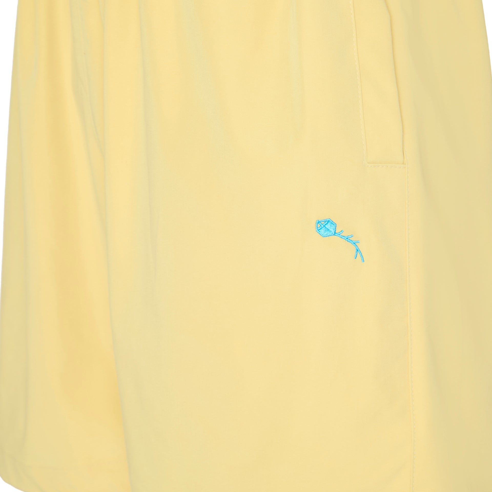 Shorts amarelo com bolso frontal e patch azul no lado