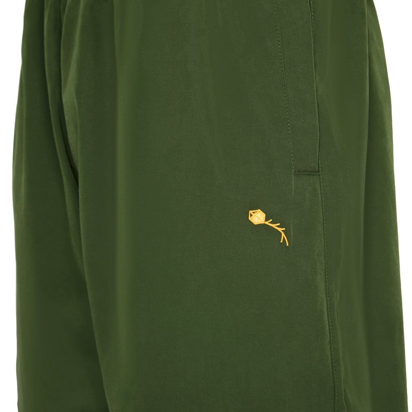 Shorts verde musgo com detalhe bordado amarelo na lateral.