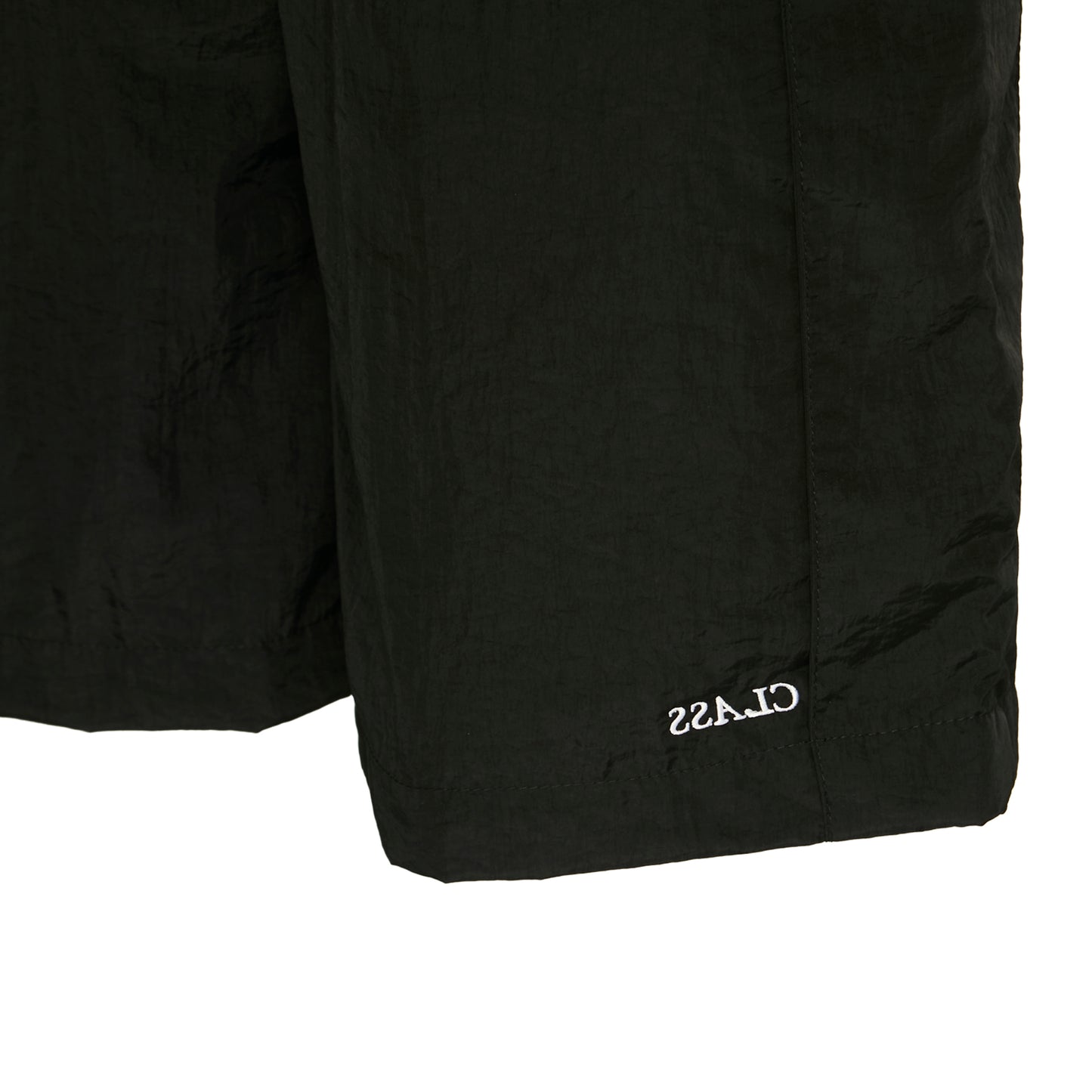 Short preto com barra reta e detalhe de logo pequeno na lateral