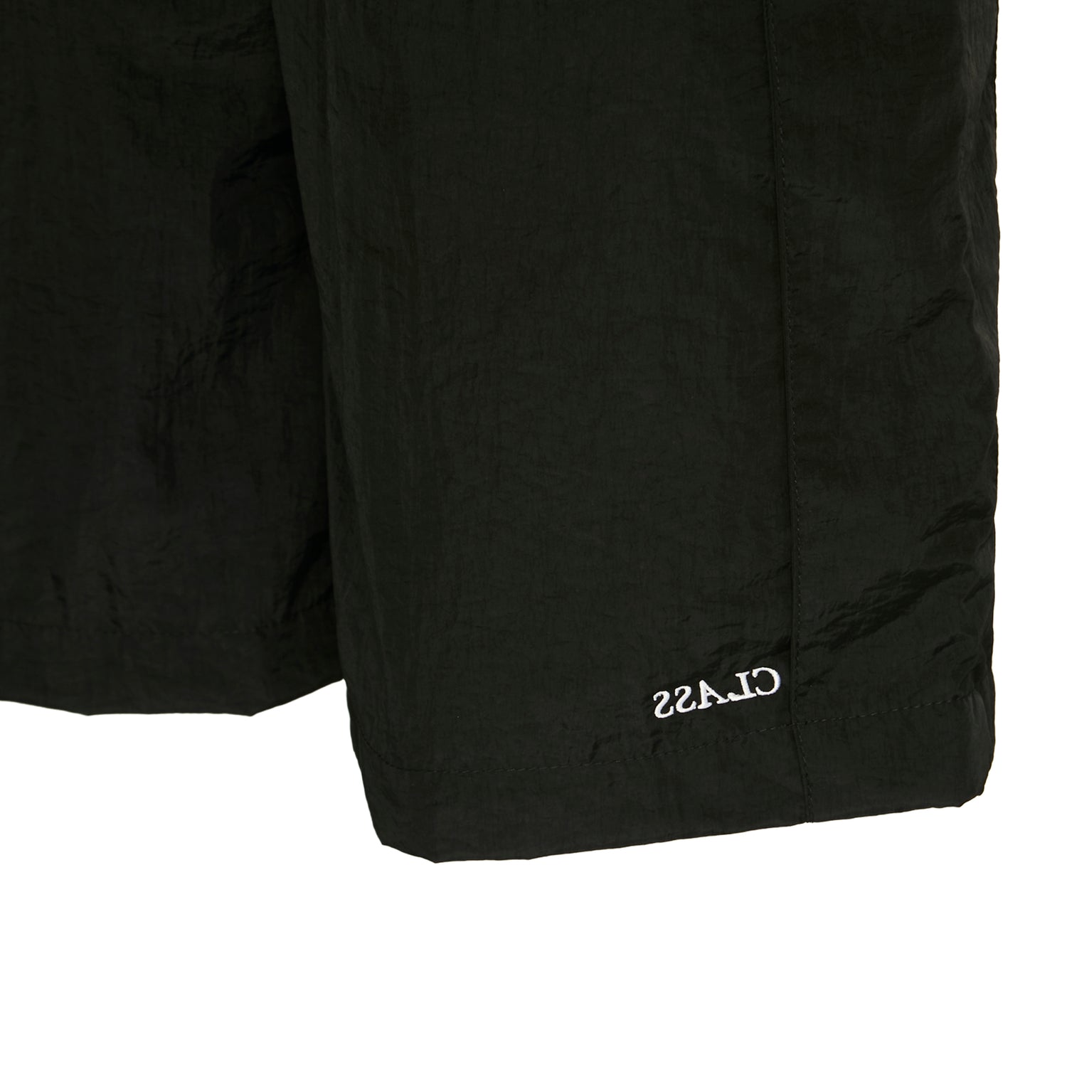 Short preto com barra reta e detalhe de logo pequeno na lateral