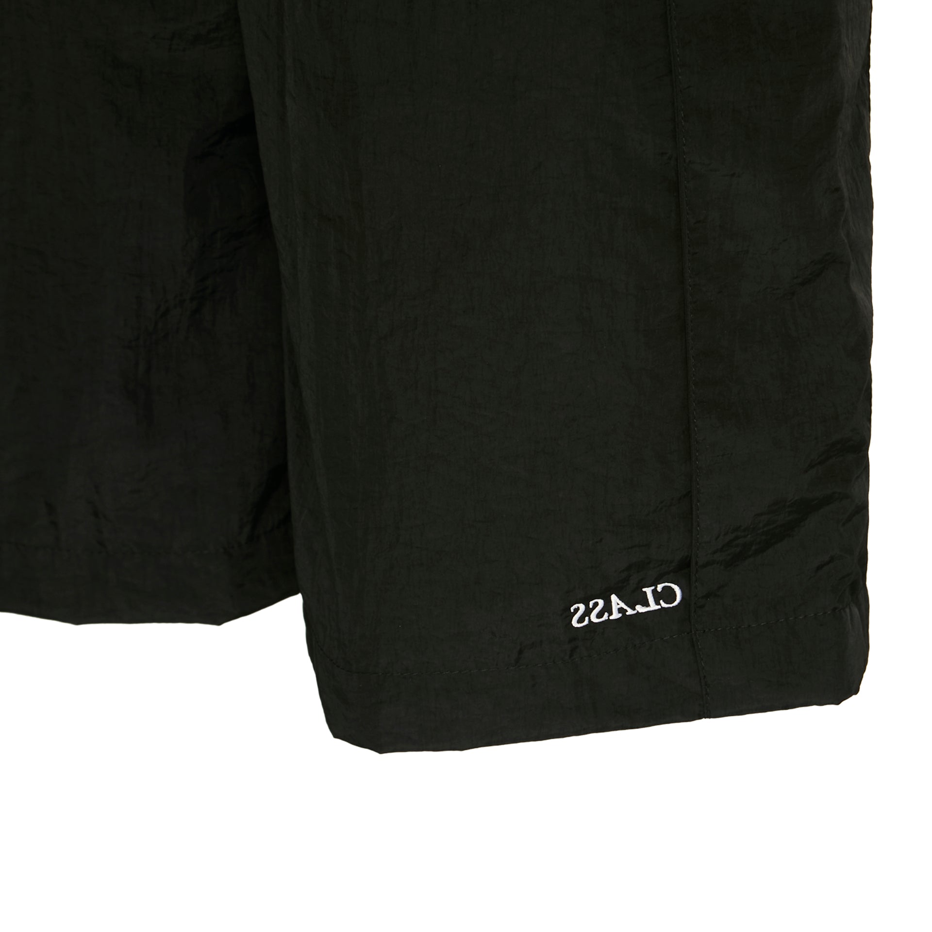 Short preto com barra reta e detalhe de logo pequeno na lateral