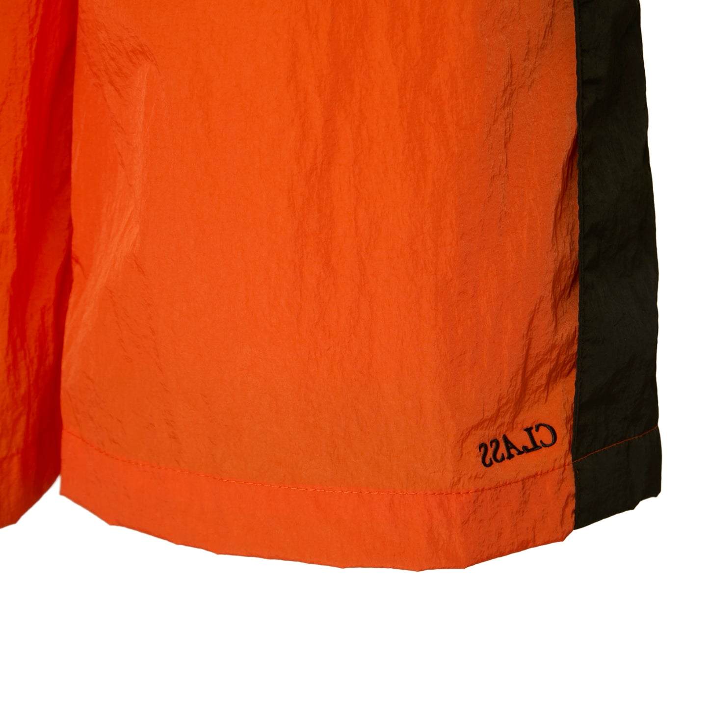 Bermuda laranja com faixa preta lateral e logo pequeno na barra